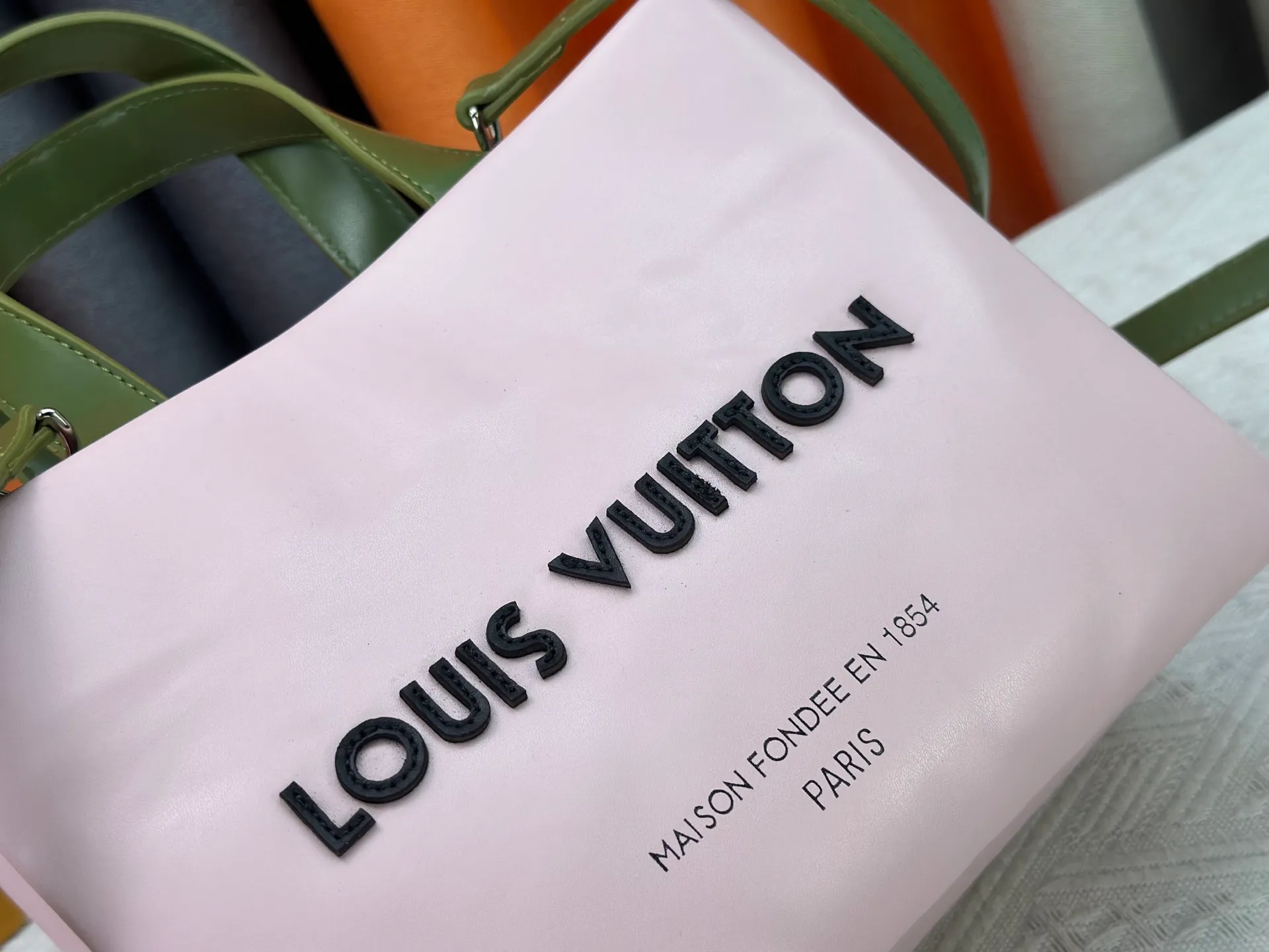 P280 M13940 Presbyopia Orange Pink Grass Green PHARREL and NIGO collection's joint series top original order This Shopper medium handbag draws inspiration from Louis Vuitton shopping bags, with the words Louis Vuitton and Maison Fondée En 1854 written on soft cow leather, with a top handle and a detachable shoulder strap. 25x19x11 • Cow leather • Cow leather trim • Textile lining • Metal hardware • Musketon closure • Main compartment • Zip pocket • Double patch pockets • Handles: Double handle