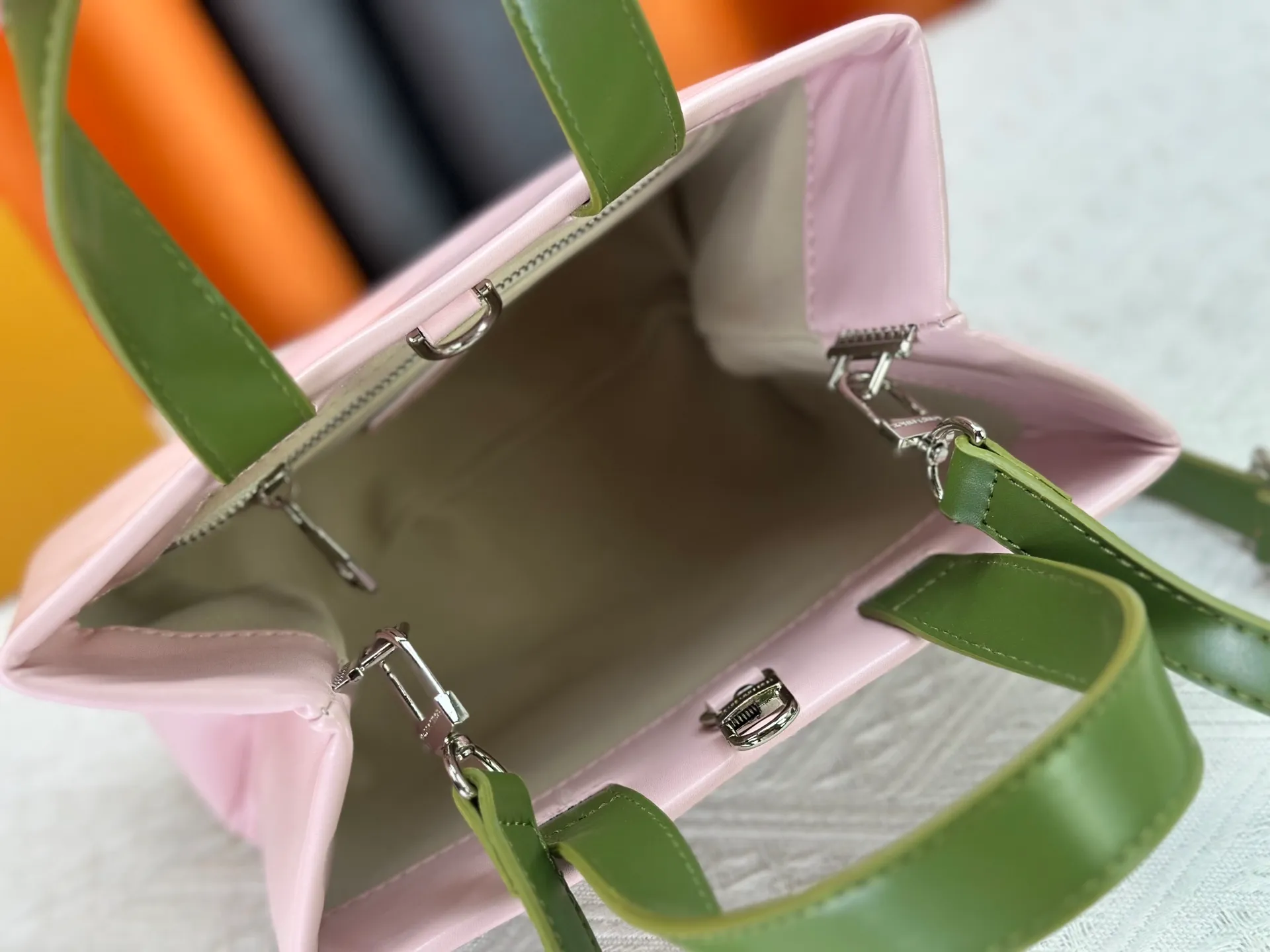 P280 M13940 Presbyopia Orange Pink Grass Green PHARREL and NIGO collection's joint series top original order This Shopper medium handbag draws inspiration from Louis Vuitton shopping bags, with the words Louis Vuitton and Maison Fondée En 1854 written on soft cow leather, with a top handle and a detachable shoulder strap. 25x19x11 • Cow leather • Cow leather trim • Textile lining • Metal hardware • Musketon closure • Main compartment • Zip pocket • Double patch pockets • Handles: Double handle
