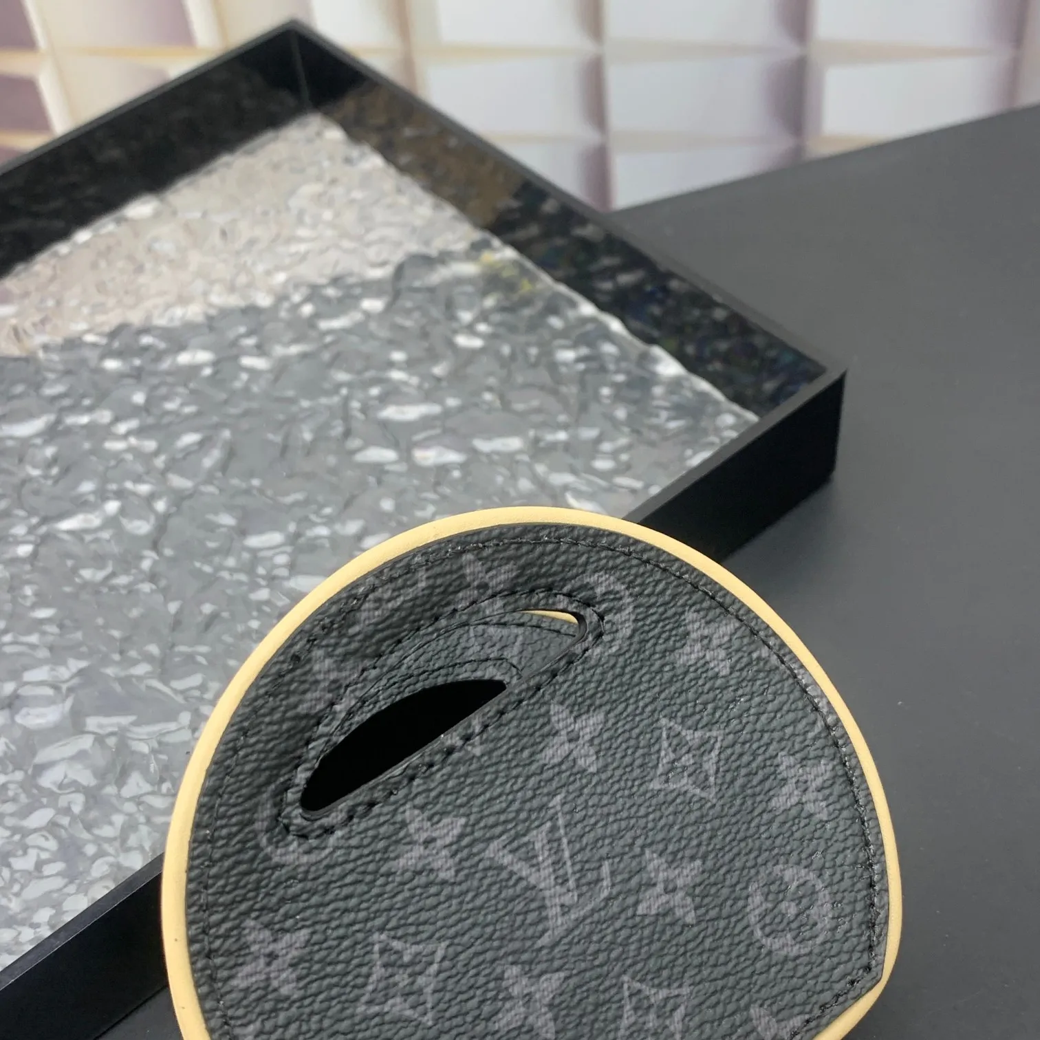 💰200 new update This Around Me handbag is made of Monogram coated canvas, interpreting the inspiration of the brand's LV Circle logo. The logo was created in the 1920s and is used in Louis Vuitton stores and advertising. Shown on the Spring/Summer 2024 runway, this sleek bag features an integrated handle for a simple yet elegant look. Exquisite configuration releases trendy style.