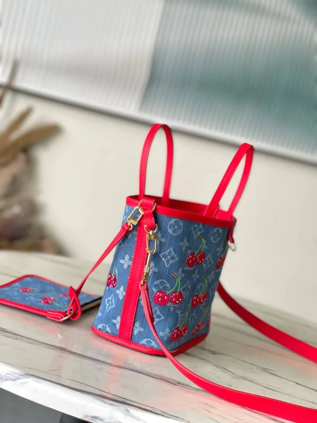 💰1180 Top Original Order M14997 This Neverfull Inside Out BB handbag comes from the Louis Vuitton Cherry embroidery pays homage to the Japanese artist's distinctive style, and a removable denim zip pocket completes the design. Dimensions: 26.5 × 16.5 × 11 cm