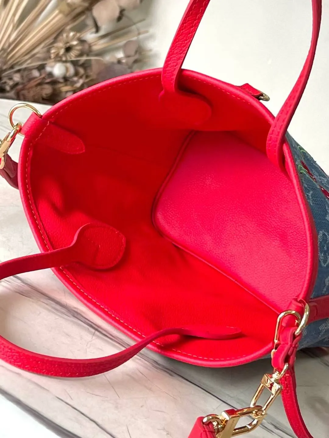 💰1180 Top Original Order M14997 This Neverfull Inside Out BB handbag comes from the Louis Vuitton Cherry embroidery pays homage to the Japanese artist's distinctive style, and a removable denim zip pocket completes the design. Dimensions: 26.5 × 16.5 × 11 cm