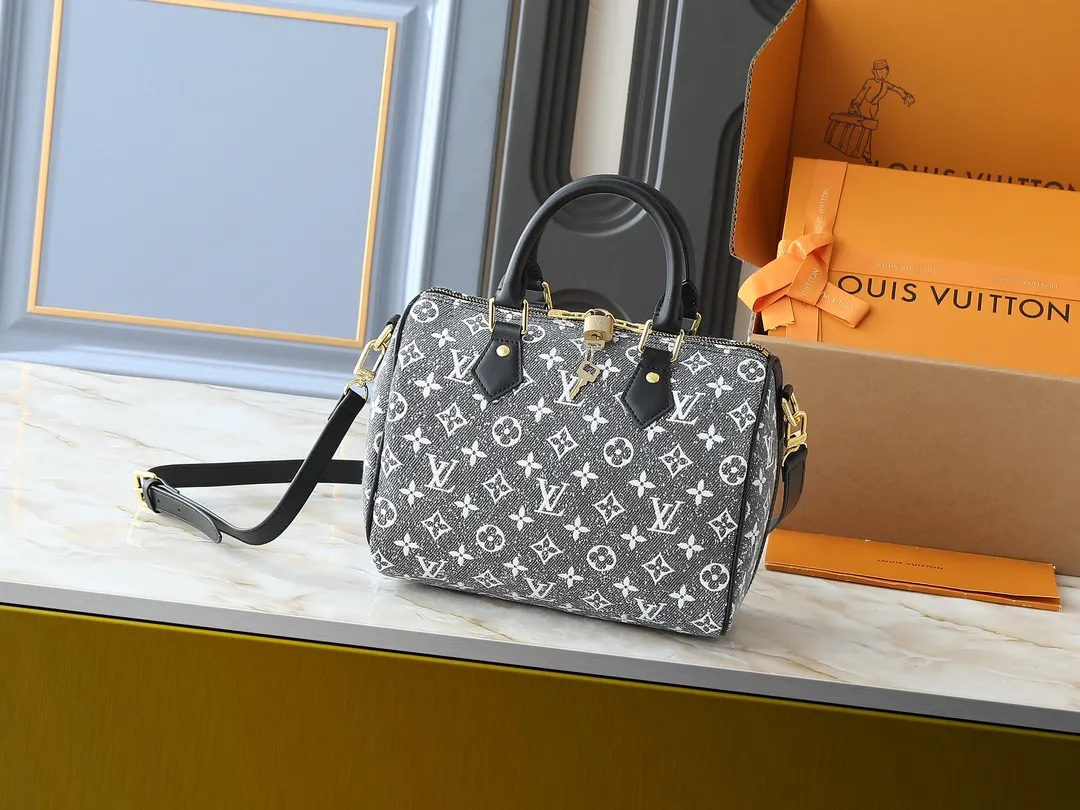💰260💰Upgraded from the original M46736 M59273 M58947 M21464 M59609, the Speedy Bandoulière 25 handbag makes an eye-catching reappearance in the 2021 autumn Wild at Heart capsule series. It is embossed with oversized LV letters in Monogram Empreinte leather, and the detachable shoulder strap adds a crossbody option. Dimensions: 25.0 x 19.0 x 15.0 cm (L x H x W).