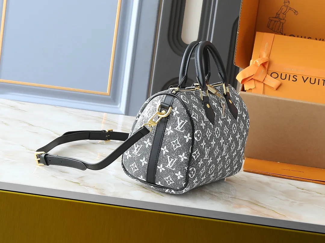 💰260💰Upgraded from the original M46736 M59273 M58947 M21464 M59609, the Speedy Bandoulière 25 handbag makes an eye-catching reappearance in the 2021 autumn Wild at Heart capsule series. It is embossed with oversized LV letters in Monogram Empreinte leather, and the detachable shoulder strap adds a crossbody option. Dimensions: 25.0 x 19.0 x 15.0 cm (L x H x W).