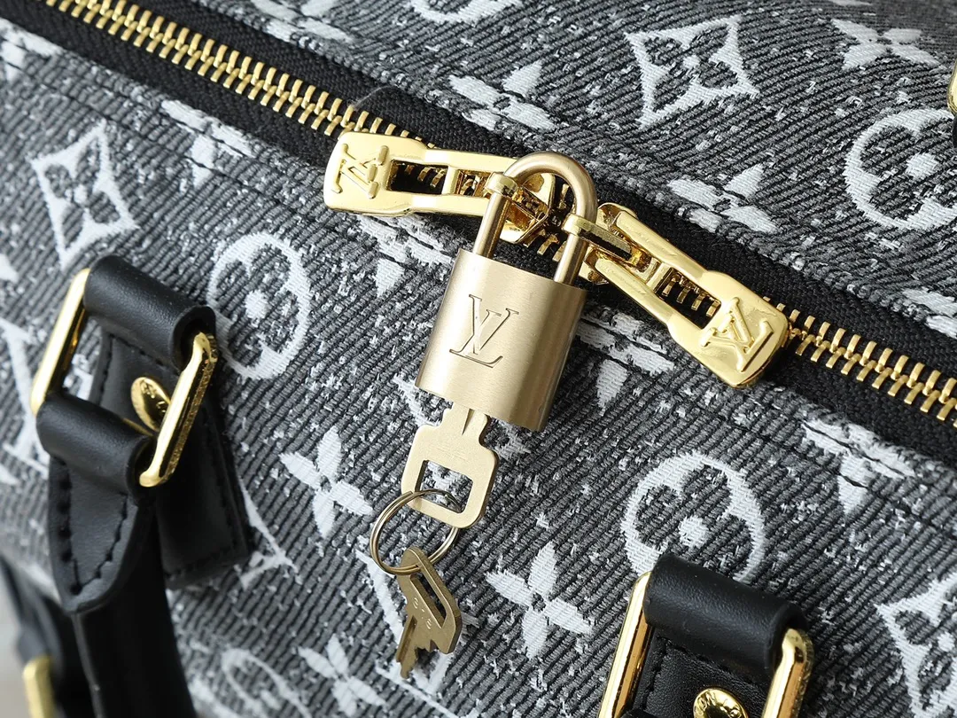 💰260💰Upgraded from the original M46736 M59273 M58947 M21464 M59609, the Speedy Bandoulière 25 handbag makes an eye-catching reappearance in the 2021 autumn Wild at Heart capsule series. It is embossed with oversized LV letters in Monogram Empreinte leather, and the detachable shoulder strap adds a crossbody option. Dimensions: 25.0 x 19.0 x 15.0 cm (L x H x W).