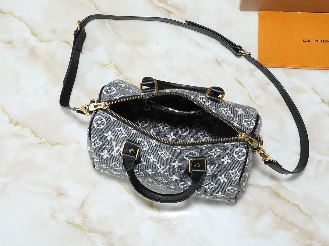 💰260💰Upgraded from the original M46736 M59273 M58947 M21464 M59609, the Speedy Bandoulière 25 handbag makes an eye-catching reappearance in the 2021 autumn Wild at Heart capsule series. It is embossed with oversized LV letters in Monogram Empreinte leather, and the detachable shoulder strap adds a crossbody option. Dimensions: 25.0 x 19.0 x 15.0 cm (L x H x W).