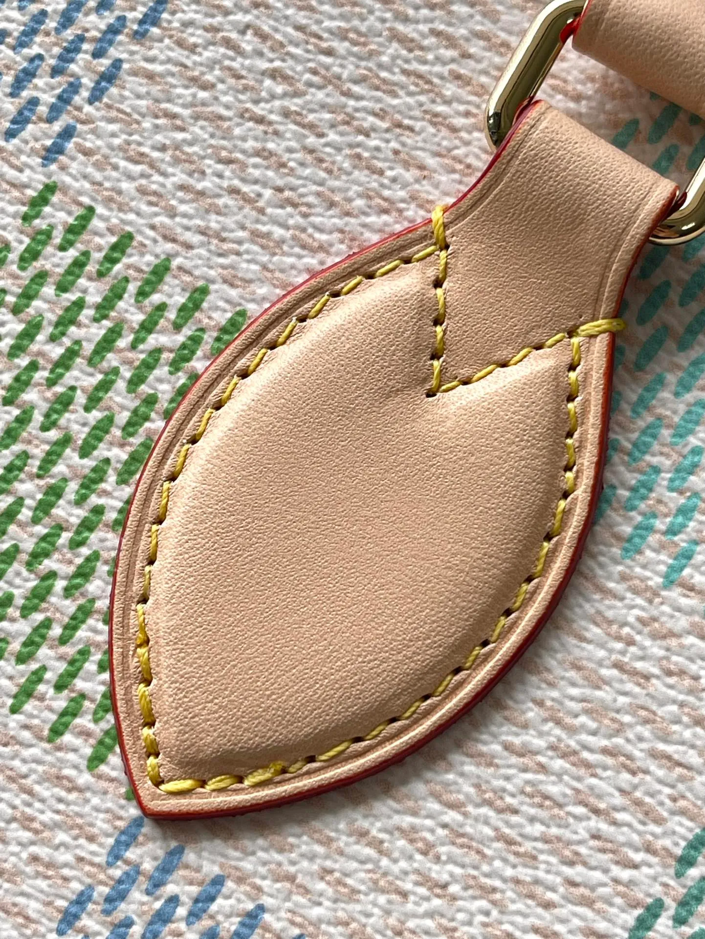 💰980 Top Original Order N40518 This OnTheGo medium handbag is made of Damier Giant canvas diffusely dyed in pastel colors. Ample configuration can accommodate a 13-inch laptop. Leather handles and a slim interior strap provide additional carrying options. Dimensions: 35 × 27 × 14 cm