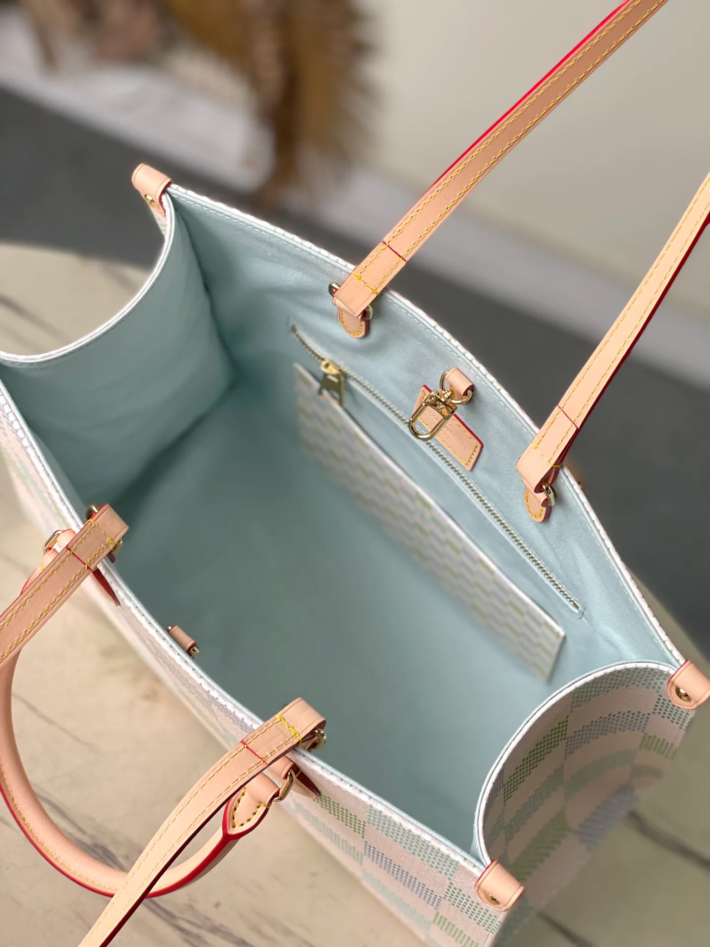 💰980 Top Original Order N40518 This OnTheGo medium handbag is made of Damier Giant canvas diffusely dyed in pastel colors. Ample configuration can accommodate a 13-inch laptop. Leather handles and a slim interior strap provide additional carrying options. Dimensions: 35 × 27 × 14 cm