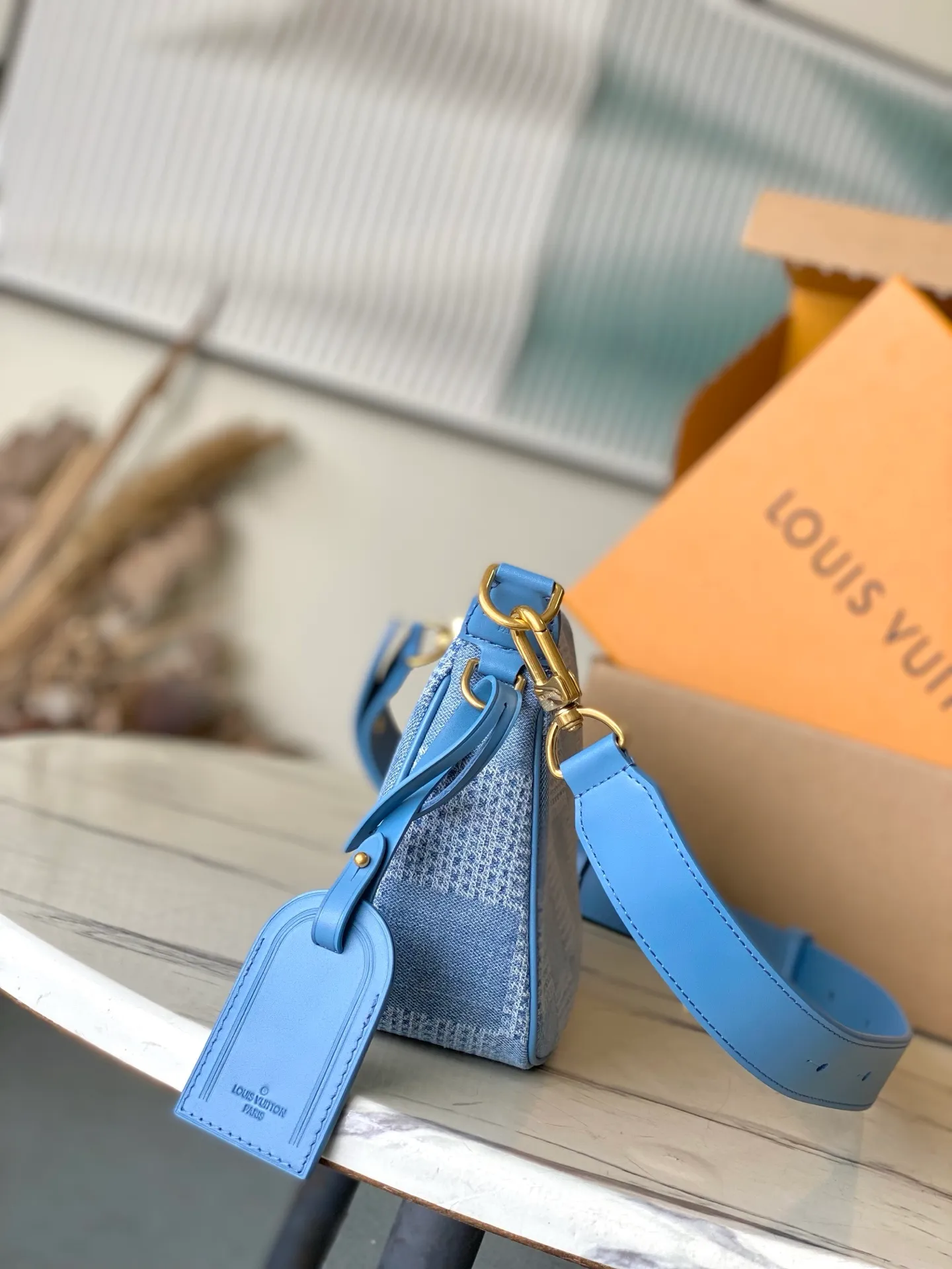 💰780 Top original order N00204 This Pochette AccessoireXL handbag is made of Damier Denim 3D cotton canvas, showing Pharrell Williams' creative interpretation of the Damier pattern, reinterpreting the classic design born in the 1990s with a handsome style. The perfect size includes a generous zippered main compartment and interior patch pockets, making it a perfect choice for everyday travel. Dimensions: 28 × 16.5 × 9 cm