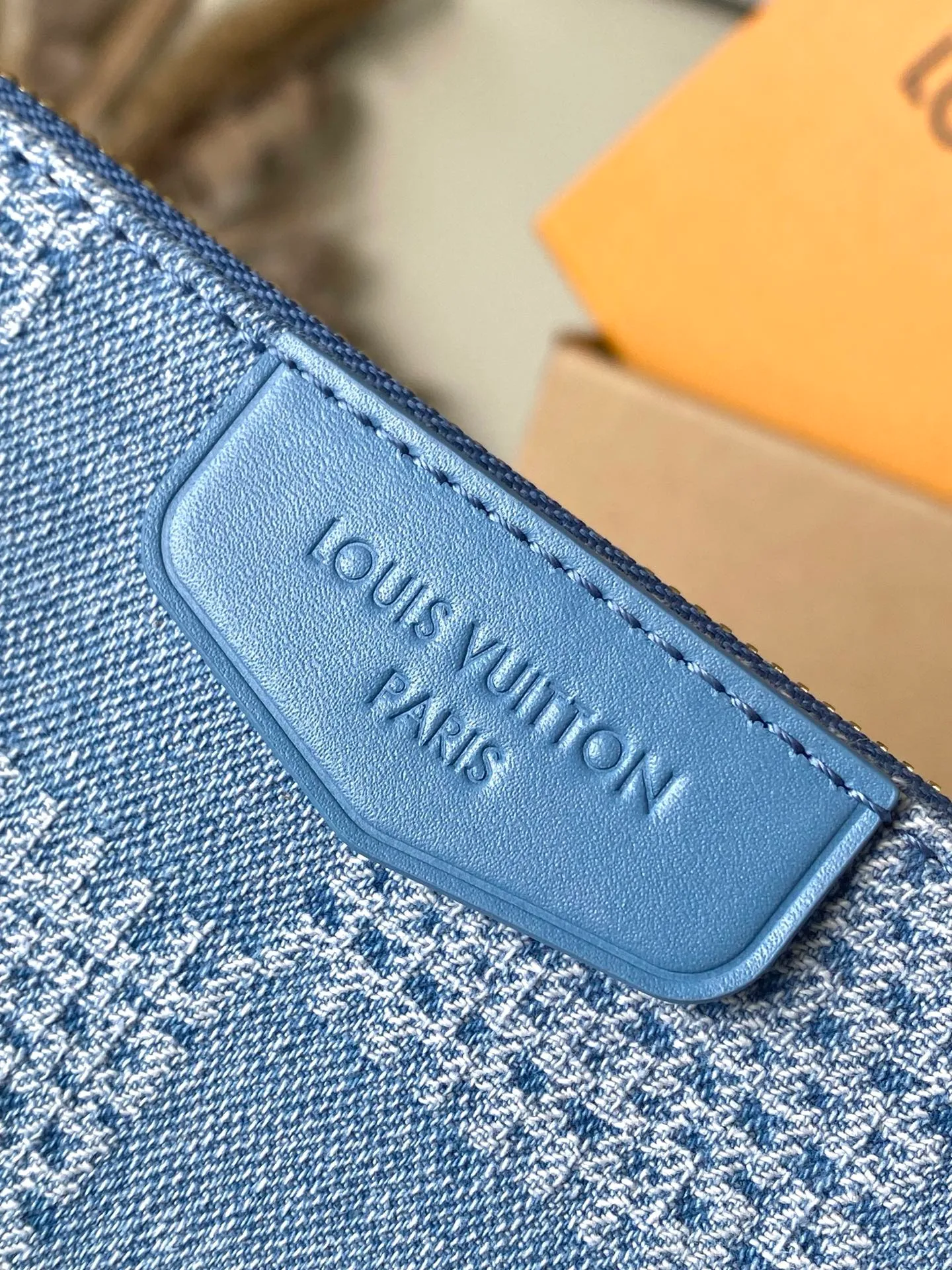💰780 Top original order N00204 This Pochette AccessoireXL handbag is made of Damier Denim 3D cotton canvas, showing Pharrell Williams' creative interpretation of the Damier pattern, reinterpreting the classic design born in the 1990s with a handsome style. The perfect size includes a generous zippered main compartment and interior patch pockets, making it a perfect choice for everyday travel. Dimensions: 28 × 16.5 × 9 cm