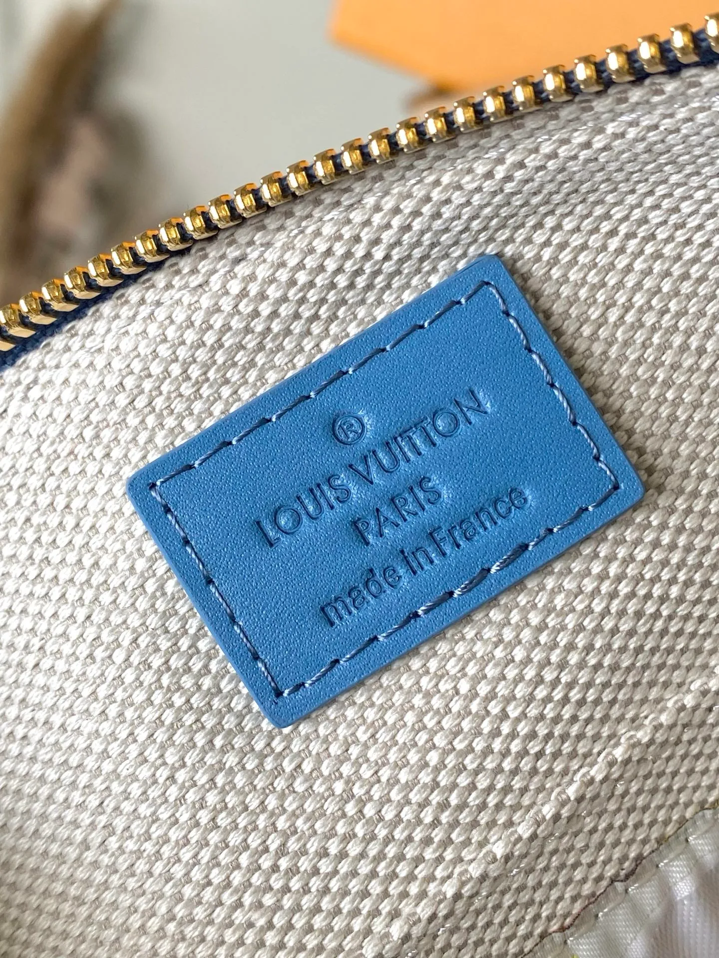 💰780 Top original order N00204 This Pochette AccessoireXL handbag is made of Damier Denim 3D cotton canvas, showing Pharrell Williams' creative interpretation of the Damier pattern, reinterpreting the classic design born in the 1990s with a handsome style. The perfect size includes a generous zippered main compartment and interior patch pockets, making it a perfect choice for everyday travel. Dimensions: 28 × 16.5 × 9 cm