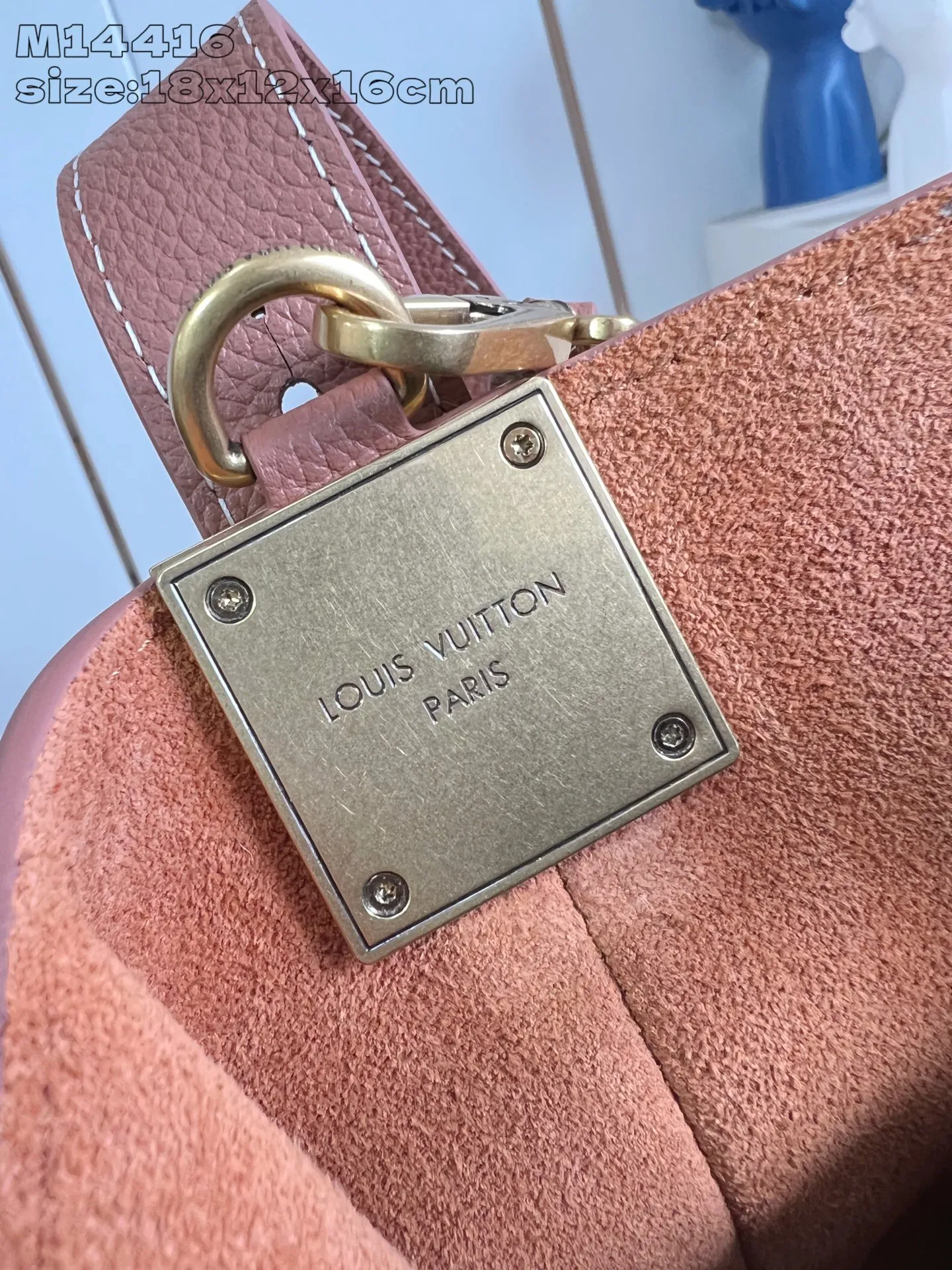 💰1080 (top-grain leather) top-grade original individual real shot M14416 brown/early version] This All In BB handbag is from the Low Key series. It is made of grained cow leather to create a compact bucket bag configuration, which can be carried in a variety of ways for day and night occasions. The distressed metal pieces convey a retro feel, while the LV padlock and removable Monogram pocket highlight the brand's style. 18 x 12 x 16 cm (height x width x length)