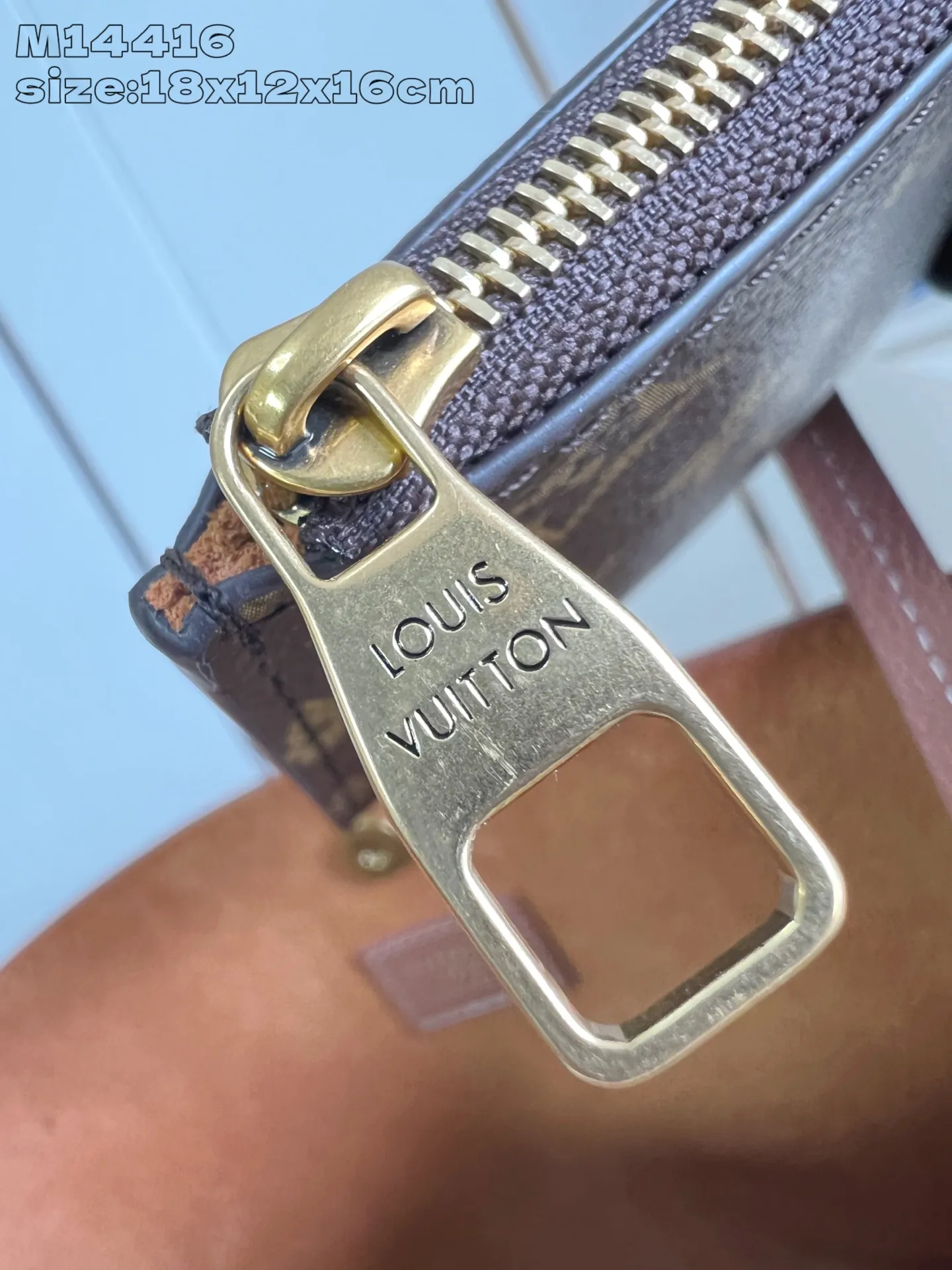 💰1080 (top-grain leather) top-grade original individual real shot M14416 brown/early version] This All In BB handbag is from the Low Key series. It is made of grained cow leather to create a compact bucket bag configuration, which can be carried in a variety of ways for day and night occasions. The distressed metal pieces convey a retro feel, while the LV padlock and removable Monogram pocket highlight the brand's style. 18 x 12 x 16 cm (height x width x length)