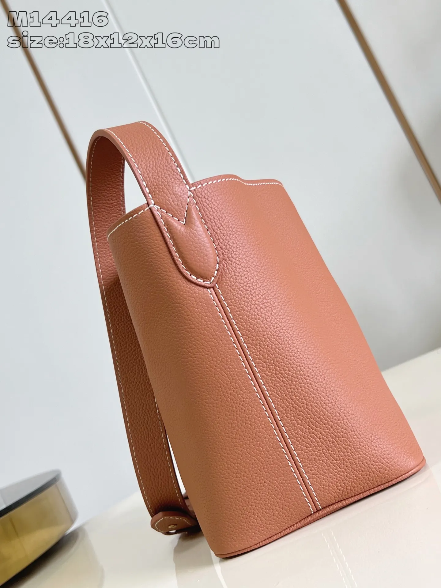 💰1080 (top-grain leather) top-grade original individual real shot M14416 brown/early version] This All In BB handbag is from the Low Key series. It is made of grained cow leather to create a compact bucket bag configuration, which can be carried in a variety of ways for day and night occasions. The distressed metal pieces convey a retro feel, while the LV padlock and removable Monogram pocket highlight the brand's style. 18 x 12 x 16 cm (height x width x length)