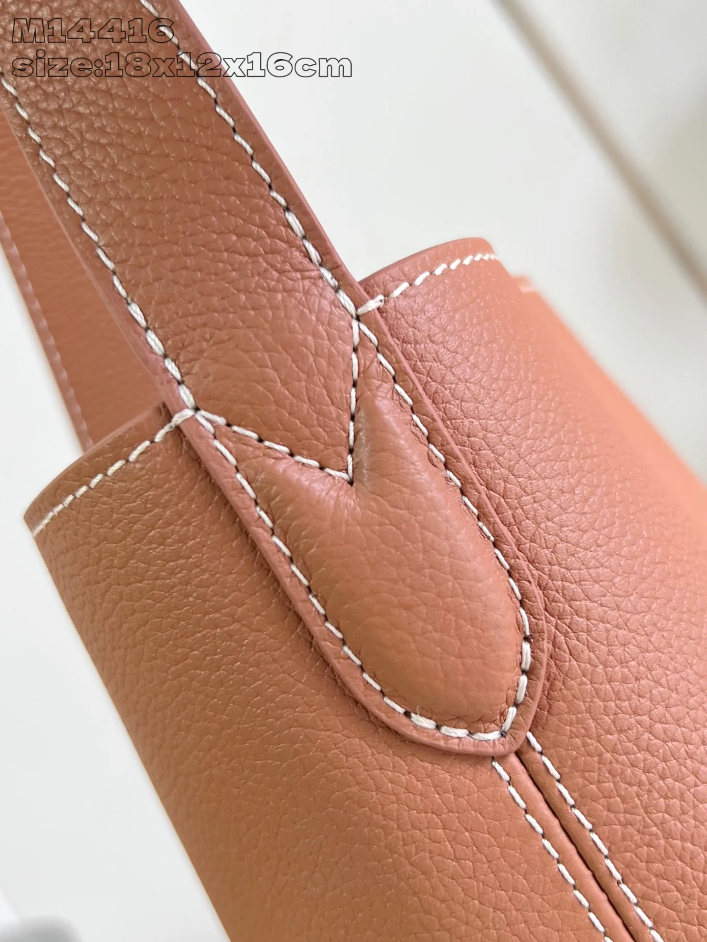 💰1080 (top-grain leather) top-grade original individual real shot M14416 brown/early version] This All In BB handbag is from the Low Key series. It is made of grained cow leather to create a compact bucket bag configuration, which can be carried in a variety of ways for day and night occasions. The distressed metal pieces convey a retro feel, while the LV padlock and removable Monogram pocket highlight the brand's style. 18 x 12 x 16 cm (height x width x length)