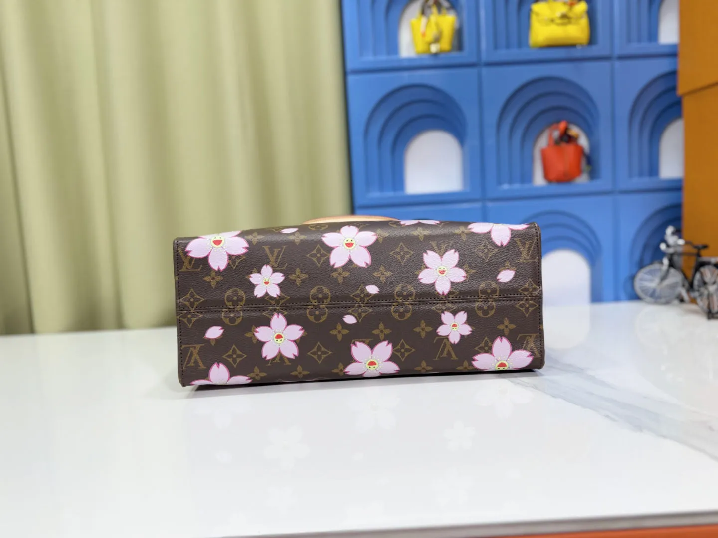 P260 M45039 M13668!🔥Lv&Takashi Murakami Sakura🌸OnTheGo new version The legendary ONTHEGO handbag: always able to meet your various needs for handbags. It has a large capacity but is not bulky. It is stiff and soft to the touch, making it suitable for home and travel. Tighten the side ties and it instantly transforms into a stylish urban handbag. Loosen the straps and it transforms into a chic and practical handbag. The slender leather handle can be carried over the shoulder or between the arms. The model shown here is made of Damier Azur canvas. Size: 35x27x14cm