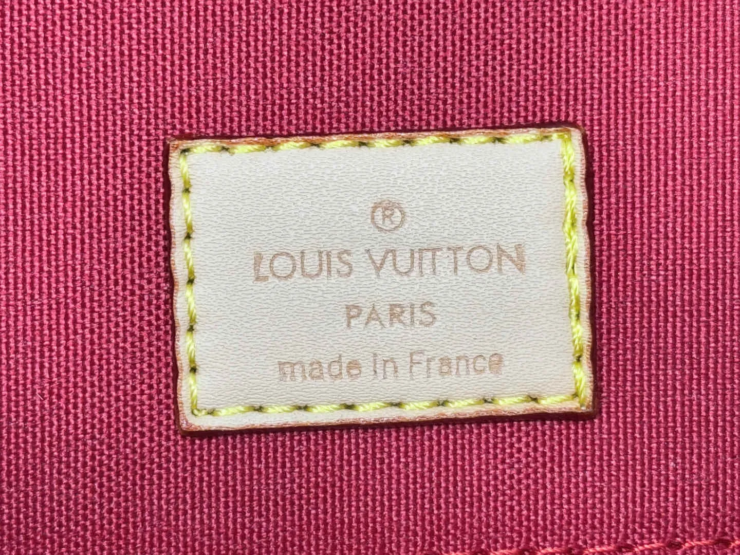 P260 M45039 M13668!🔥Lv&Takashi Murakami Sakura🌸OnTheGo new version The legendary ONTHEGO handbag: always able to meet your various needs for handbags. It has a large capacity but is not bulky. It is stiff and soft to the touch, making it suitable for home and travel. Tighten the side ties and it instantly transforms into a stylish urban handbag. Loosen the straps and it transforms into a chic and practical handbag. The slender leather handle can be carried over the shoulder or between the arms. The model shown here is made of Damier Azur canvas. Size: 35x27x14cm