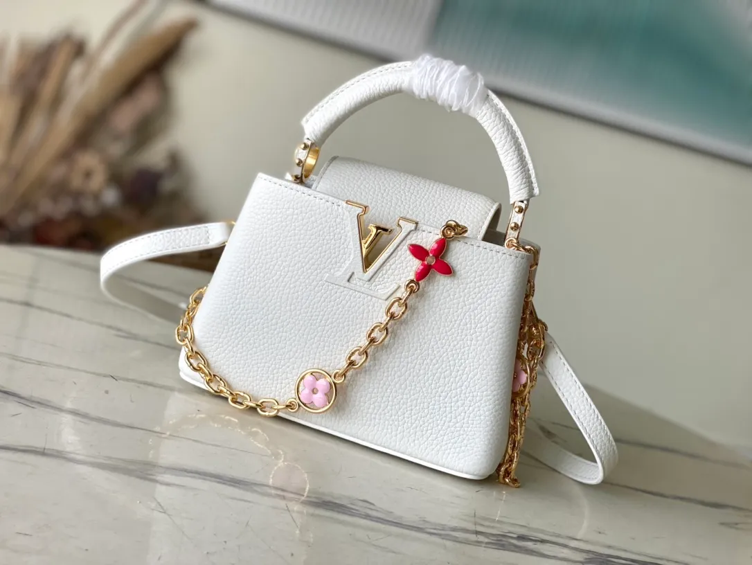 💰2160 (Special grade original leather) M22512M22375 White enamel flower chain This Capucines handbag is made of Taurillon leather, which vaguely reflects the changes in shades of the same color, making the classic configuration more eye-catching. It is paired with an enamel Monogram flower chain. It can be carried by hand, on the elbow or with a shoulder strap. It can be worn on the shoulder or crossbody. Size: 21*14*8cm