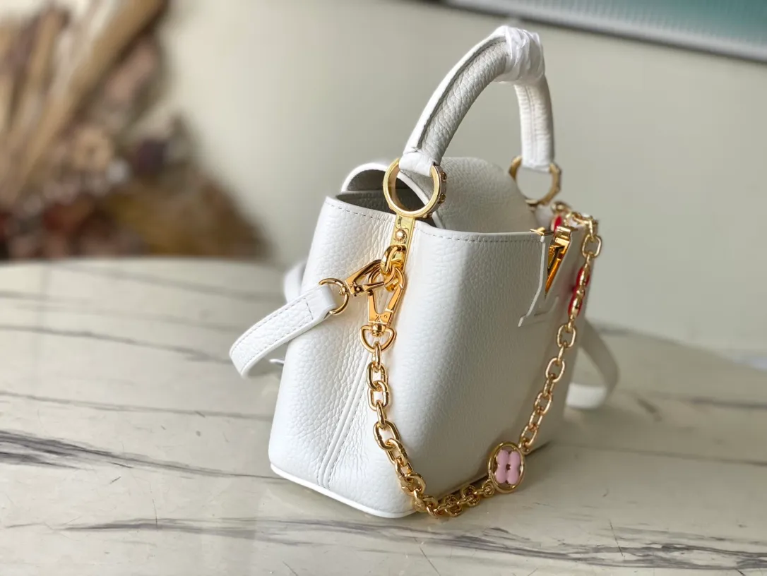 💰2160 (Special grade original leather) M22512M22375 White enamel flower chain This Capucines handbag is made of Taurillon leather, which vaguely reflects the changes in shades of the same color, making the classic configuration more eye-catching. It is paired with an enamel Monogram flower chain. It can be carried by hand, on the elbow or with a shoulder strap. It can be worn on the shoulder or crossbody. Size: 21*14*8cm
