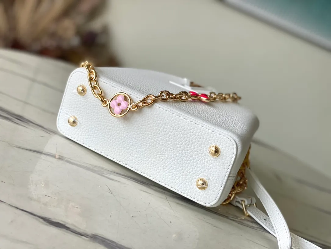 💰2160 (Special grade original leather) M22512M22375 White enamel flower chain This Capucines handbag is made of Taurillon leather, which vaguely reflects the changes in shades of the same color, making the classic configuration more eye-catching. It is paired with an enamel Monogram flower chain. It can be carried by hand, on the elbow or with a shoulder strap. It can be worn on the shoulder or crossbody. Size: 21*14*8cm
