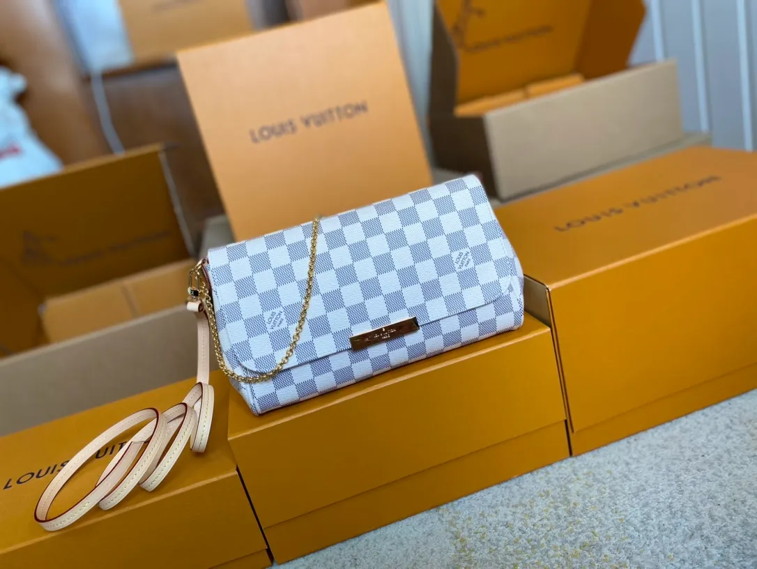 ￼💰640 Top original order M40718 Presbyopia ✨M41129 Brown grid N41275 White grid A small and lightweight handbag made of Monogram canvas, it is a classic style that you can carry on any occasion. The magnet adsorption buckle is more convenient to use. Customized pure bronze hardware, 100% original tree paste leather imported from Italy, size 28×17×4cm