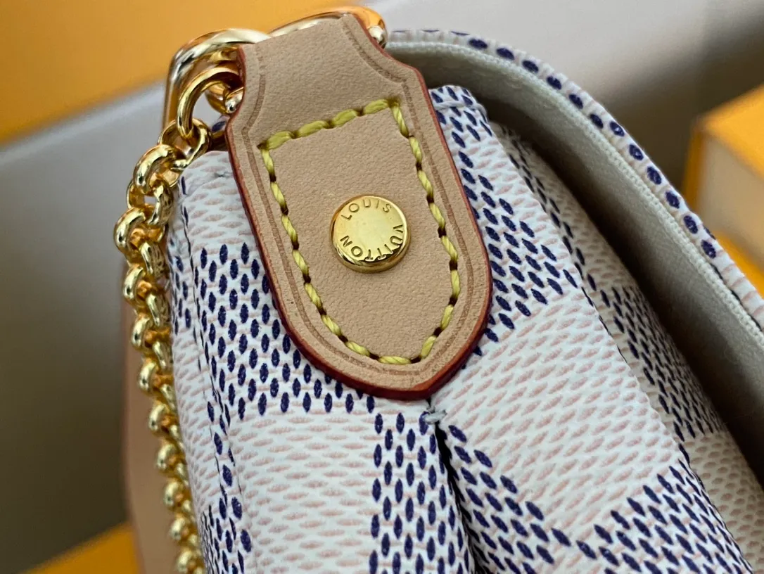 ￼💰640 Top original order M40718 Presbyopia ✨M41129 Brown grid N41275 White grid A small and lightweight handbag made of Monogram canvas, it is a classic style that you can carry on any occasion. The magnet adsorption buckle is more convenient to use. Customized pure bronze hardware, 100% original tree paste leather imported from Italy, size 28×17×4cm