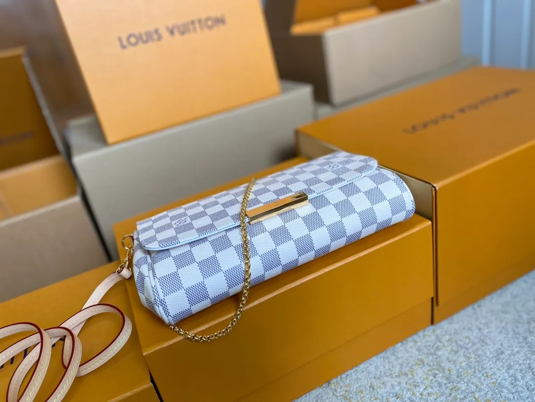 ￼💰640 Top original order M40718 Presbyopia ✨M41129 Brown grid N41275 White grid A small and lightweight handbag made of Monogram canvas, it is a classic style that you can carry on any occasion. The magnet adsorption buckle is more convenient to use. Customized pure bronze hardware, 100% original tree paste leather imported from Italy, size 28×17×4cm