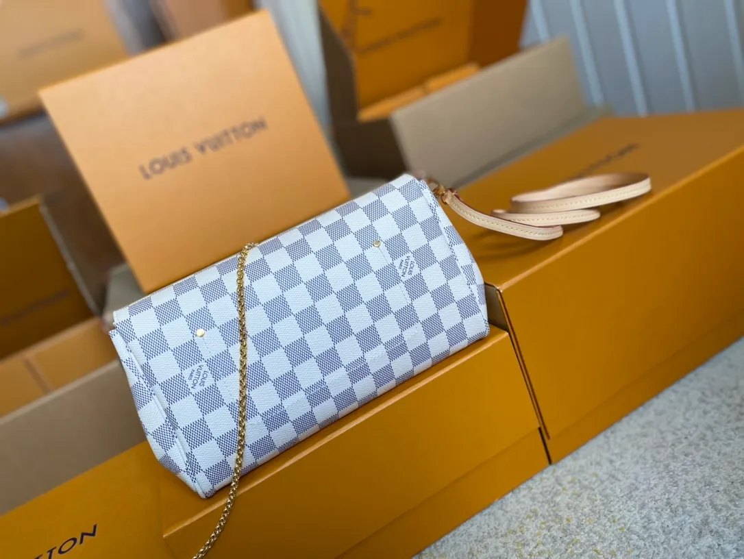 ￼💰640 Top original order M40718 Presbyopia ✨M41129 Brown grid N41275 White grid A small and lightweight handbag made of Monogram canvas, it is a classic style that you can carry on any occasion. The magnet adsorption buckle is more convenient to use. Customized pure bronze hardware, 100% original tree paste leather imported from Italy, size 28×17×4cm