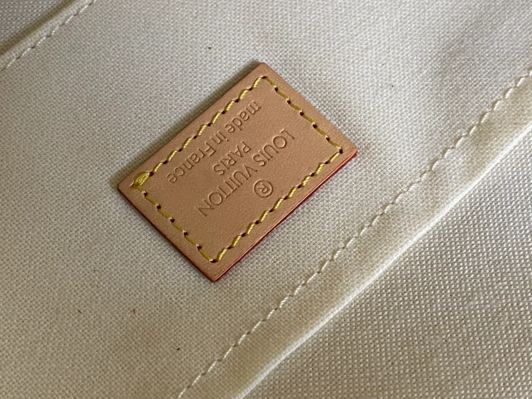 ￼💰640 Top original order M40718 Presbyopia ✨M41129 Brown grid N41275 White grid A small and lightweight handbag made of Monogram canvas, it is a classic style that you can carry on any occasion. The magnet adsorption buckle is more convenient to use. Customized pure bronze hardware, 100% original tree paste leather imported from Italy, size 28×17×4cm