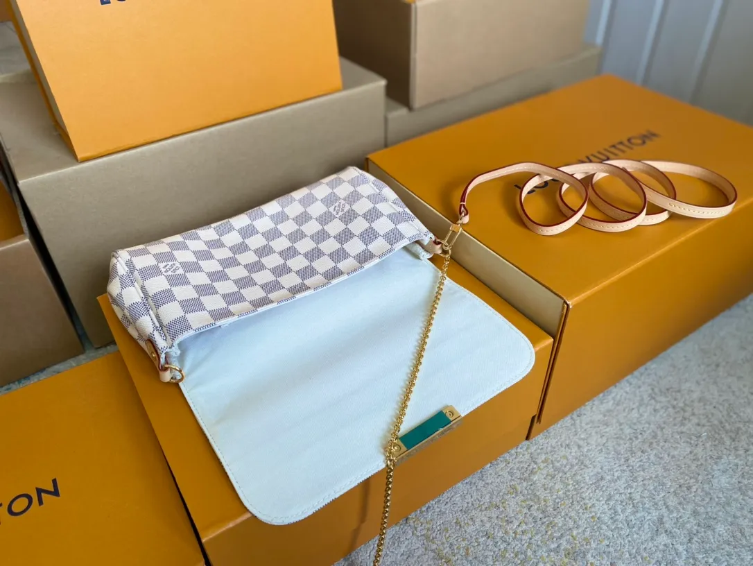￼💰640 Top original order M40718 Presbyopia ✨M41129 Brown grid N41275 White grid A small and lightweight handbag made of Monogram canvas, it is a classic style that you can carry on any occasion. The magnet adsorption buckle is more convenient to use. Customized pure bronze hardware, 100% original tree paste leather imported from Italy, size 28×17×4cm