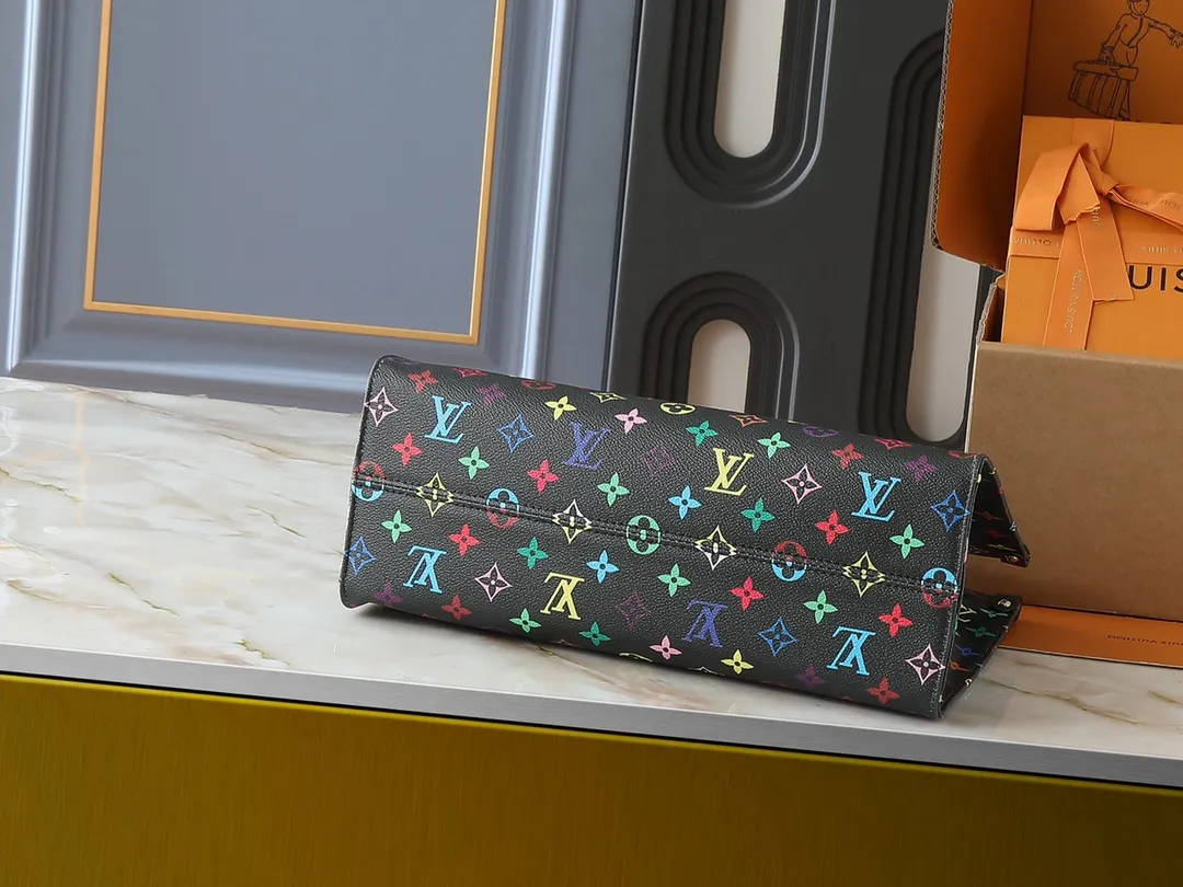 💰260💰Upgraded original version 🔥New style🔥M45039 M45321 M44571 This Onthego medium handbag combines classic Monogram canvas and Monogram Reverse canvas on both sides to present completely different styles. Toron's dual handles and shoulder strap allow for a variety of carrying options. Dimensions: 34.0 x 26.0 x 13.0 cm (length x height x width)