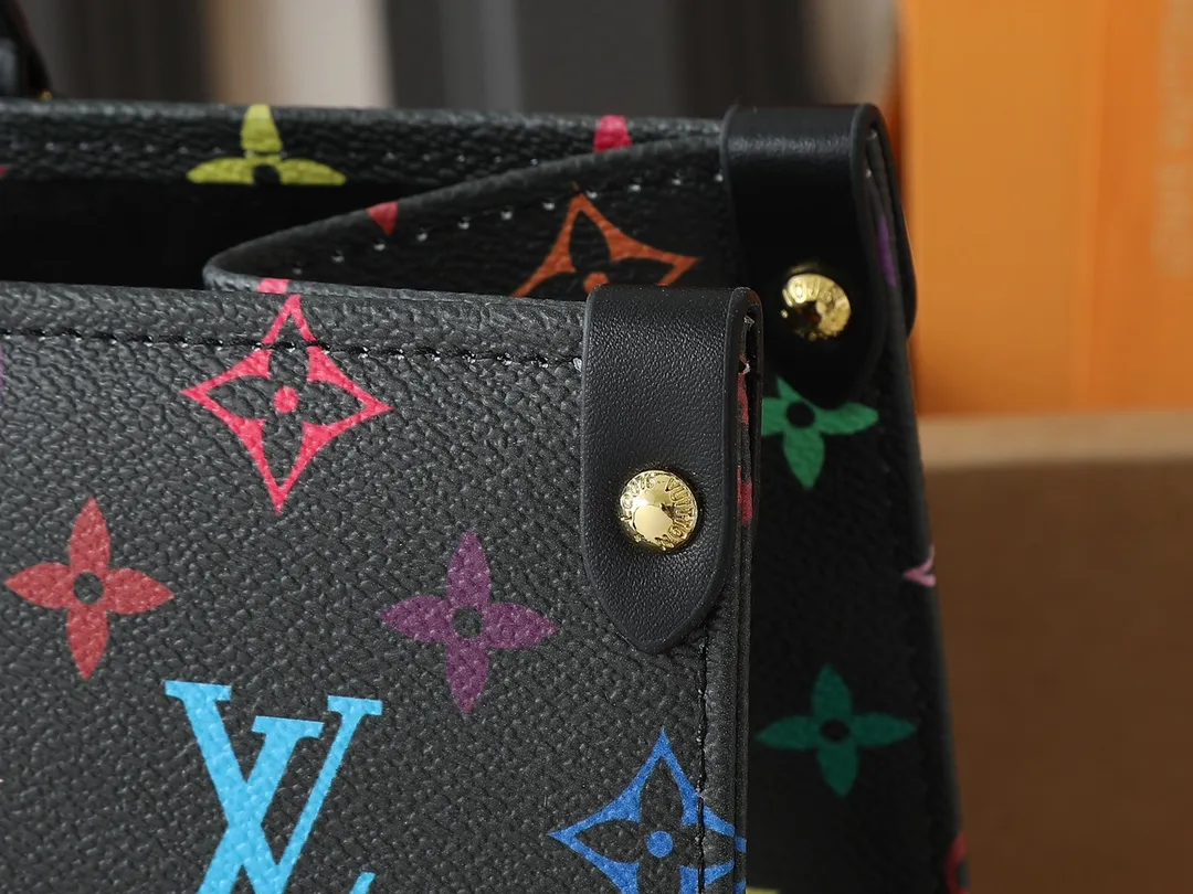 💰260💰Upgraded original version 🔥New style🔥M45039 M45321 M44571 This Onthego medium handbag combines classic Monogram canvas and Monogram Reverse canvas on both sides to present completely different styles. Toron's dual handles and shoulder strap allow for a variety of carrying options. Dimensions: 34.0 x 26.0 x 13.0 cm (length x height x width)