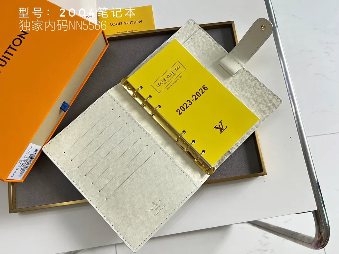 💰140 Top Original 💎 Latest Date 📅 Notepad This small notepad cover is made of Monogram canvas and can hold three credit cards. It can also be used as an address book, notebook or calendar. Epi leather is delicately embossed with LV initials and is lined with intertwined textured leather - Push-button closure - Six-ring binder with three rings in a set, six credit card slots and two internal compartments - Notepad insert available separately. Model: 2004 Size: 14x8cm