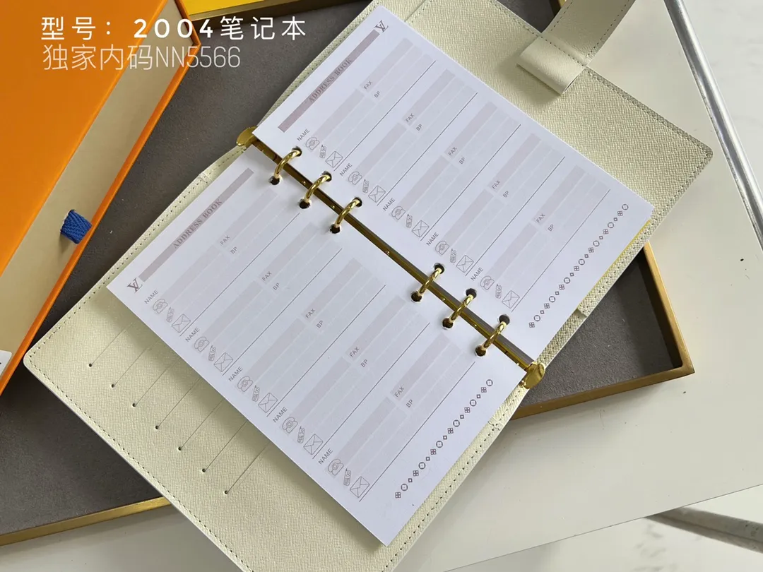 💰140 Top Original 💎 Latest Date 📅 Notepad This small notepad cover is made of Monogram canvas and can hold three credit cards. It can also be used as an address book, notebook or calendar. Epi leather is delicately embossed with LV initials and is lined with intertwined textured leather - Push-button closure - Six-ring binder with three rings in a set, six credit card slots and two internal compartments - Notepad insert available separately. Model: 2004 Size: 14x8cm