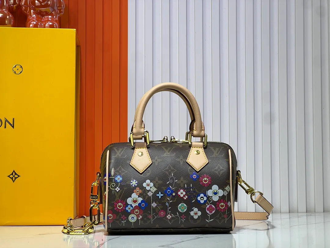 Batch 280💰M45957.M58953 This Speedy Bandoulière 20 handbag is made of Monogram canvas, cow leather trim and fabric lining. It continues the classic design of Louis Vuitton Speedy travel bag in a compact size. It is equipped with rolled leather handles and a detachable and adjustable fabric shoulder strap embellished with brand logo texture. Detailed features 20.5 x 13.5 x 12 cm (length x height x width)