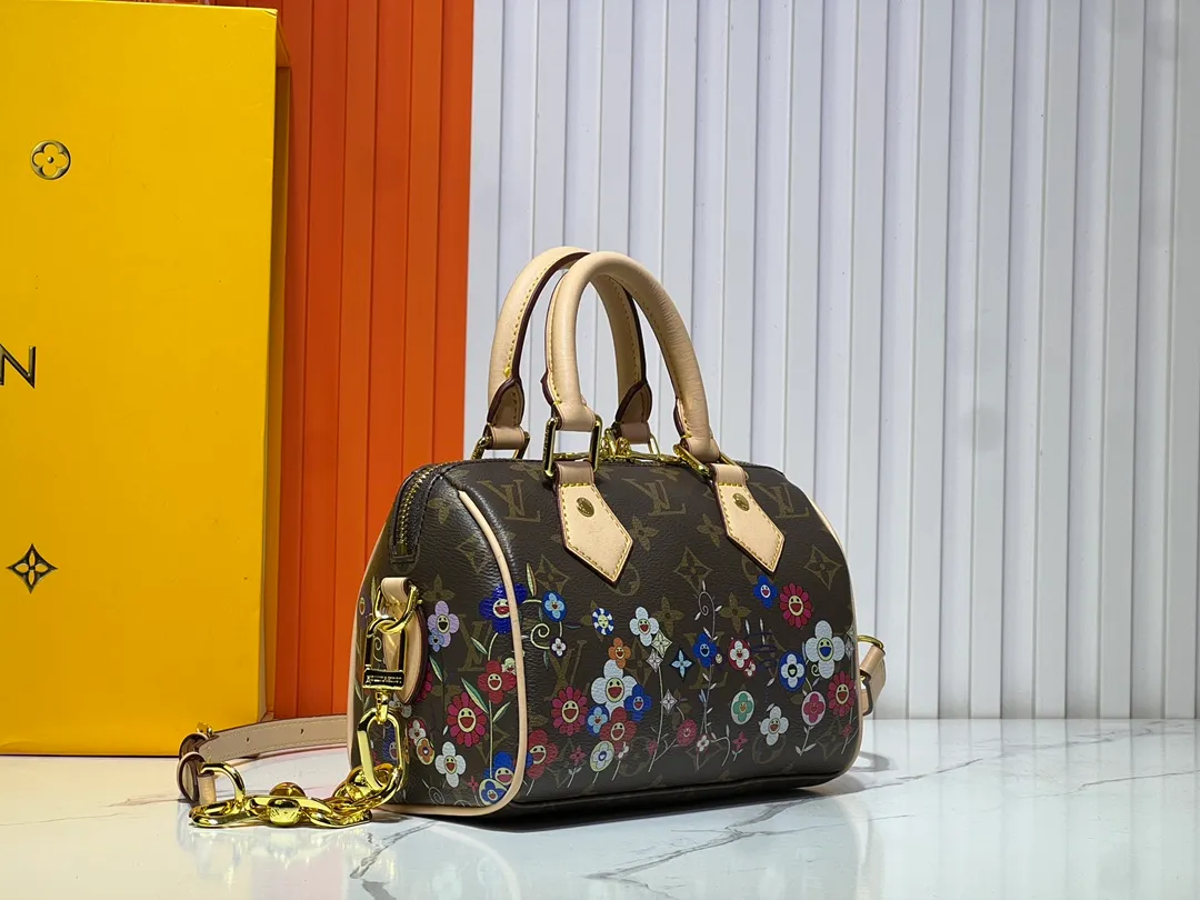 Batch 280💰M45957.M58953 This Speedy Bandoulière 20 handbag is made of Monogram canvas, cow leather trim and fabric lining. It continues the classic design of Louis Vuitton Speedy travel bag in a compact size. It is equipped with rolled leather handles and a detachable and adjustable fabric shoulder strap embellished with brand logo texture. Detailed features 20.5 x 13.5 x 12 cm (length x height x width)
