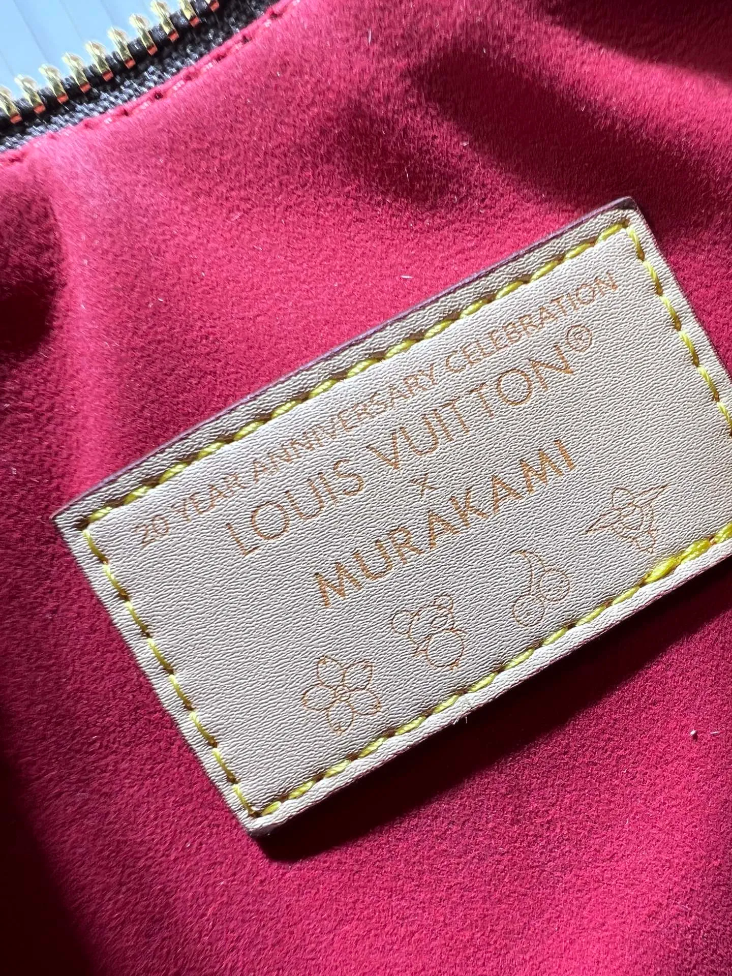 Batch 280💰M45957.M58953 This Speedy Bandoulière 20 handbag is made of Monogram canvas, cow leather trim and fabric lining. It continues the classic design of Louis Vuitton Speedy travel bag in a compact size. It is equipped with rolled leather handles and a detachable and adjustable fabric shoulder strap embellished with brand logo texture. Detailed features 20.5 x 13.5 x 12 cm (length x height x width)