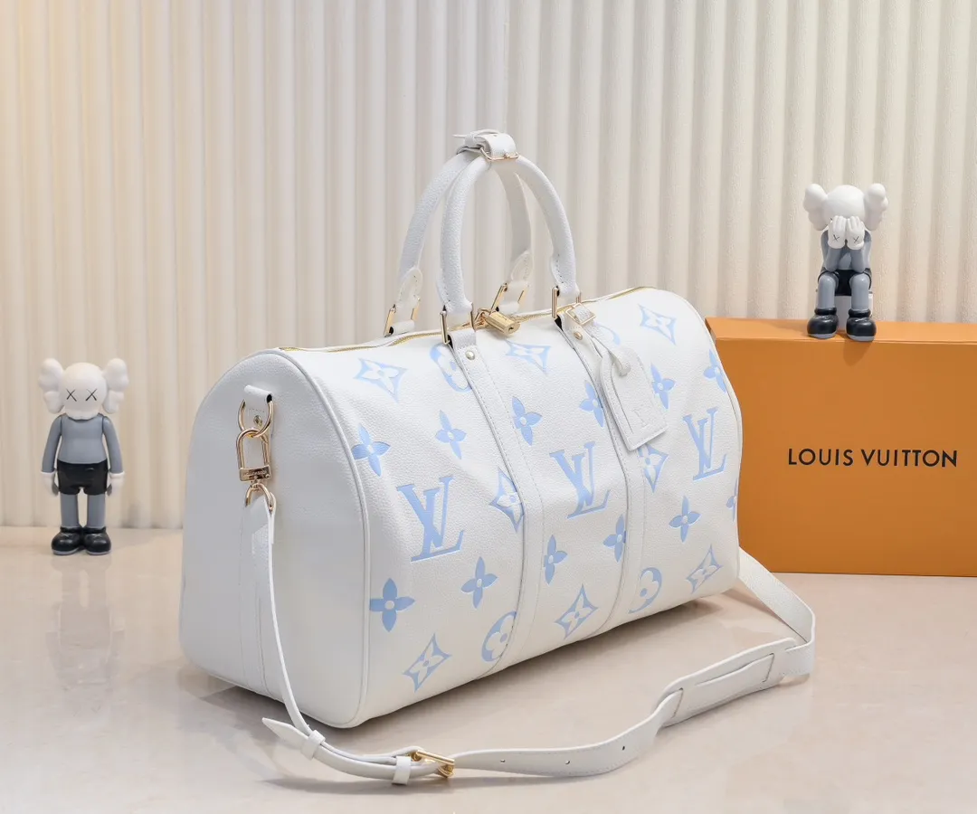 Batch 💰460 Upgraded Original Edition Method No. M46974 41416 41418 The Milky Way series gives the Keepall Bandoulière travel bag a feminine style, embossed with the classic Monogram pattern on the soft-grained cow leather, and achieves comfortable travel with an elegant attitude. Dimensions: 45 x 27 x 20 cm (Length x Height x Width) Monogram Empreinte Soft-grained cow leather Soft-grained cowhide trim Microfiber lining Hardware Double zipper closure with padlock Zippered interior pocket Removable name tag Carry-on baggage dimensions Shoulder strap: Removable, adjustable Strap half-length: 36.0cm Strap half-length adjustable to: 50.0cm Handle: Double handle