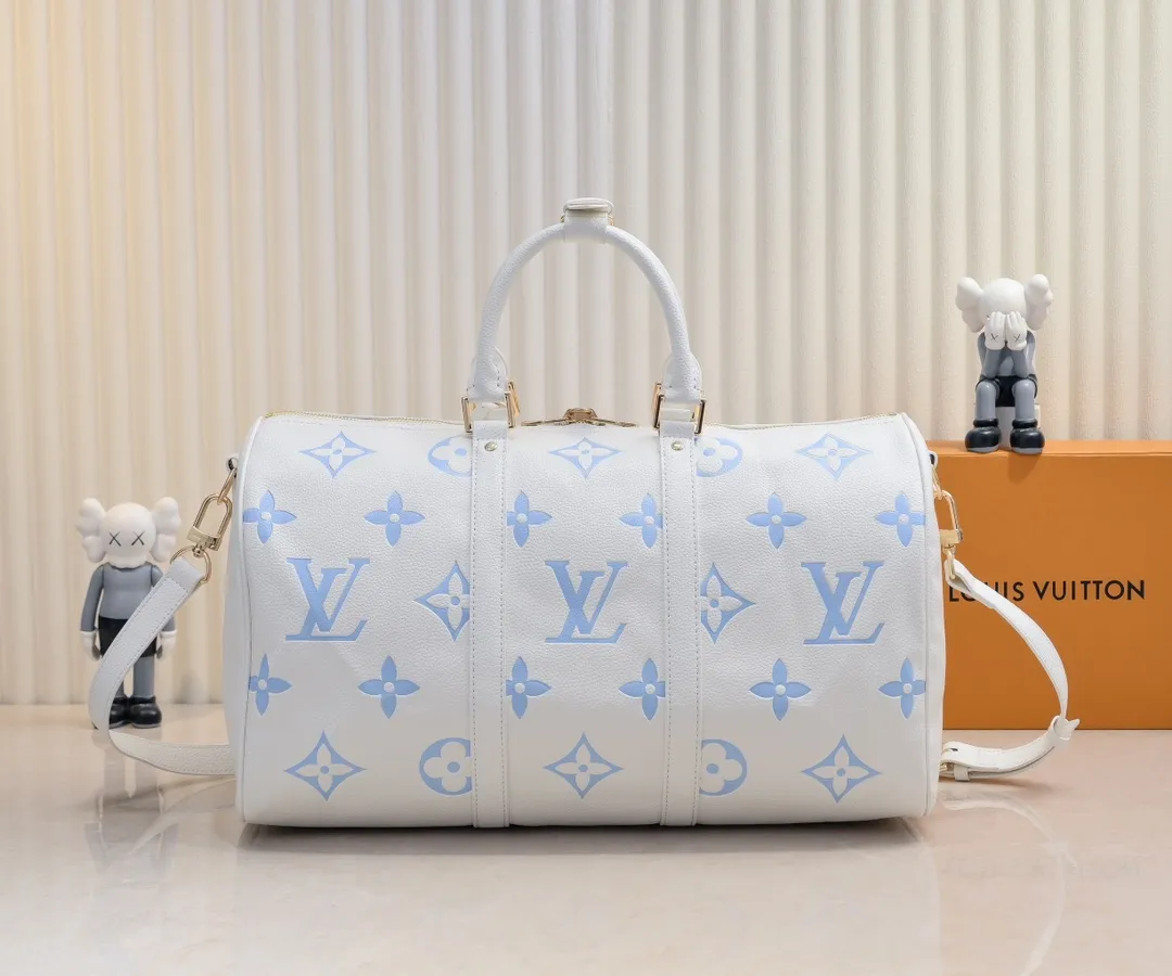 Batch 💰460 Upgraded Original Edition Method No. M46974 41416 41418 The Milky Way series gives the Keepall Bandoulière travel bag a feminine style, embossed with the classic Monogram pattern on the soft-grained cow leather, and achieves comfortable travel with an elegant attitude. Dimensions: 45 x 27 x 20 cm (Length x Height x Width) Monogram Empreinte Soft-grained cow leather Soft-grained cowhide trim Microfiber lining Hardware Double zipper closure with padlock Zippered interior pocket Removable name tag Carry-on baggage dimensions Shoulder strap: Removable, adjustable Strap half-length: 36.0cm Strap half-length adjustable to: 50.0cm Handle: Double handle