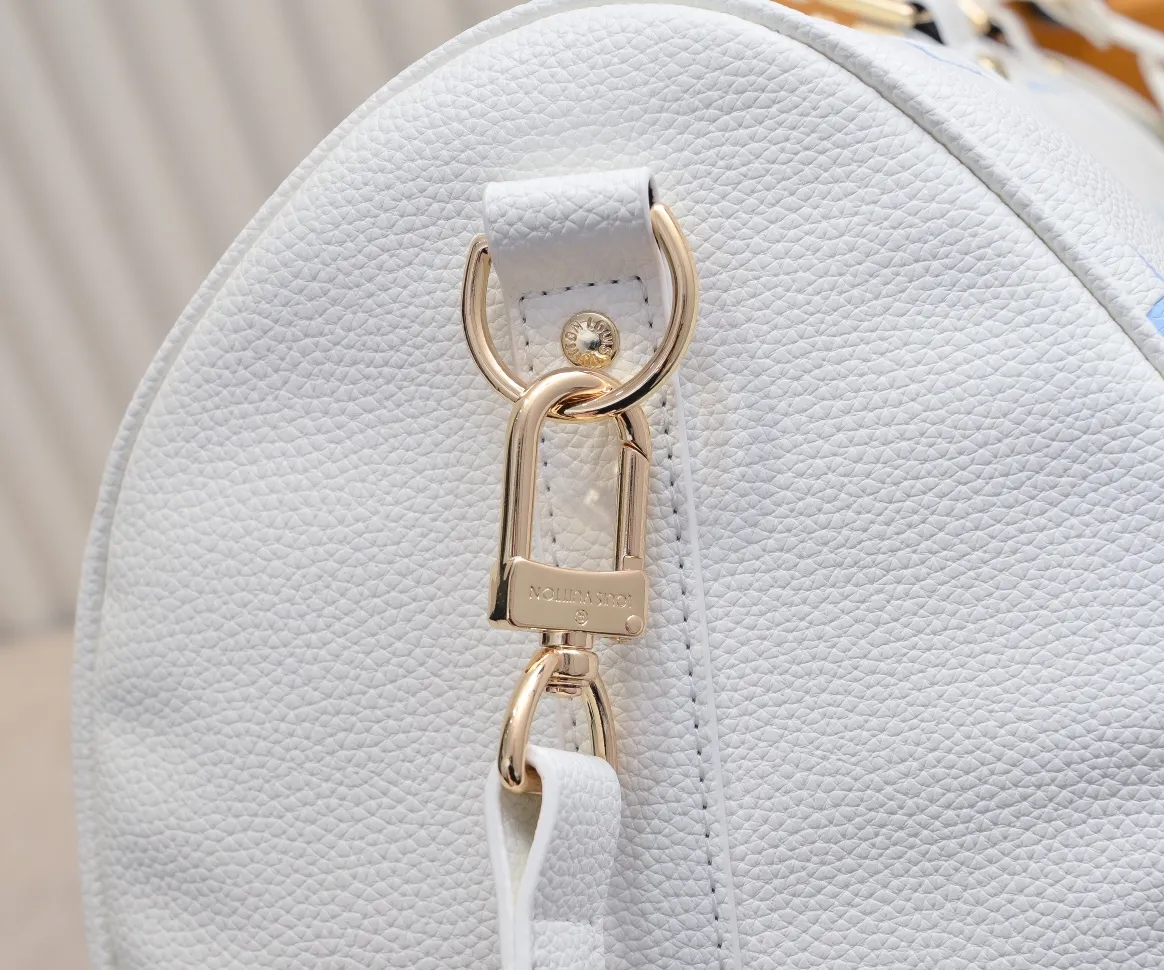 Batch 💰460 Upgraded Original Edition Method No. M46974 41416 41418 The Milky Way series gives the Keepall Bandoulière travel bag a feminine style, embossed with the classic Monogram pattern on the soft-grained cow leather, and achieves comfortable travel with an elegant attitude. Dimensions: 45 x 27 x 20 cm (Length x Height x Width) Monogram Empreinte Soft-grained cow leather Soft-grained cowhide trim Microfiber lining Hardware Double zipper closure with padlock Zippered interior pocket Removable name tag Carry-on baggage dimensions Shoulder strap: Removable, adjustable Strap half-length: 36.0cm Strap half-length adjustable to: 50.0cm Handle: Double handle