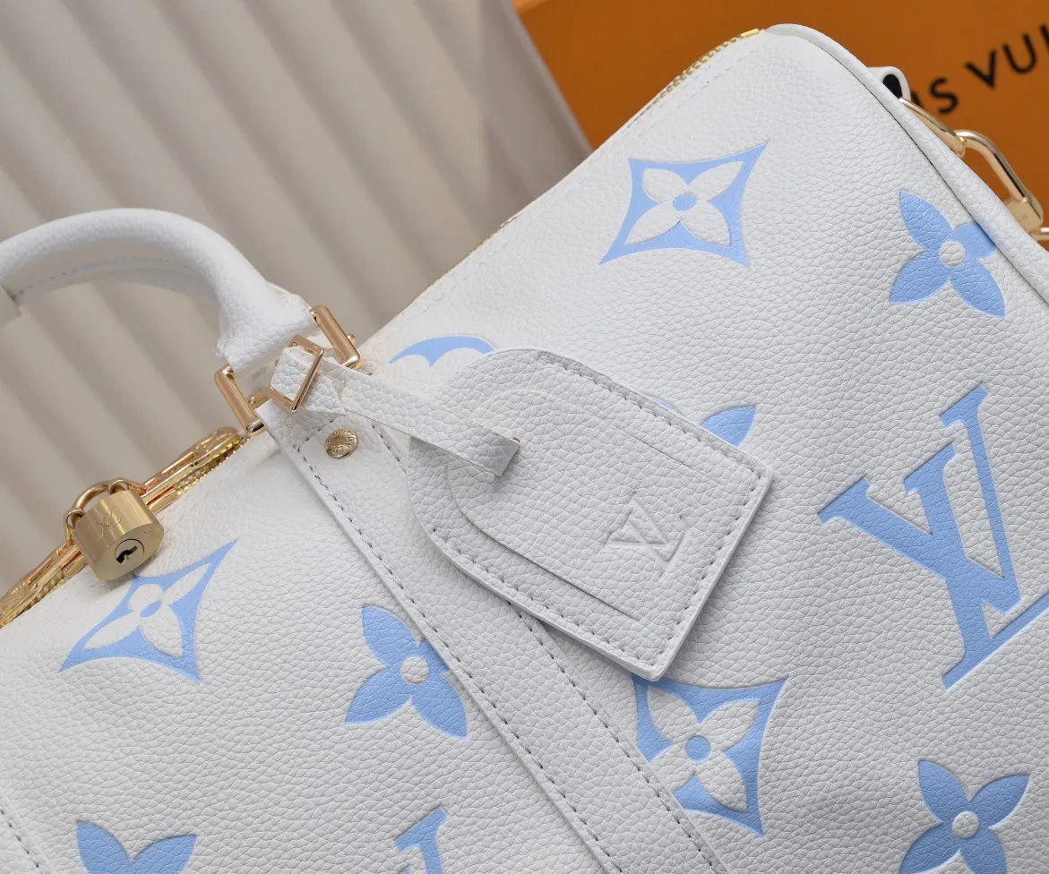 Batch 💰460 Upgraded Original Edition Method No. M46974 41416 41418 The Milky Way series gives the Keepall Bandoulière travel bag a feminine style, embossed with the classic Monogram pattern on the soft-grained cow leather, and achieves comfortable travel with an elegant attitude. Dimensions: 45 x 27 x 20 cm (Length x Height x Width) Monogram Empreinte Soft-grained cow leather Soft-grained cowhide trim Microfiber lining Hardware Double zipper closure with padlock Zippered interior pocket Removable name tag Carry-on baggage dimensions Shoulder strap: Removable, adjustable Strap half-length: 36.0cm Strap half-length adjustable to: 50.0cm Handle: Double handle