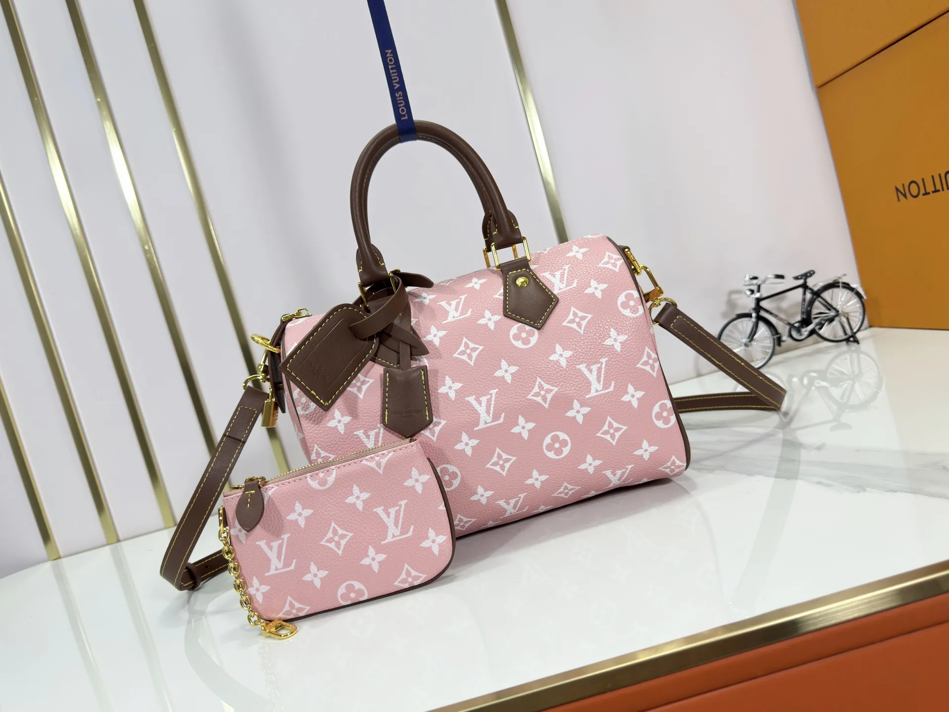 P280 Upgraded original M15278 M24441 M24424 This Speedy Bandoulière 25 Monogram Leather handbag is made of soft cow leather and uses Monogram patterns to reproduce the elegant look and feel of canvas printing. Dazzling metal hardware, sheepskin lining and nameplate all reflect Creative Director Pharrell Williams' relentless attention to detail. 25 x 15 x 15 cm (length x height x width)