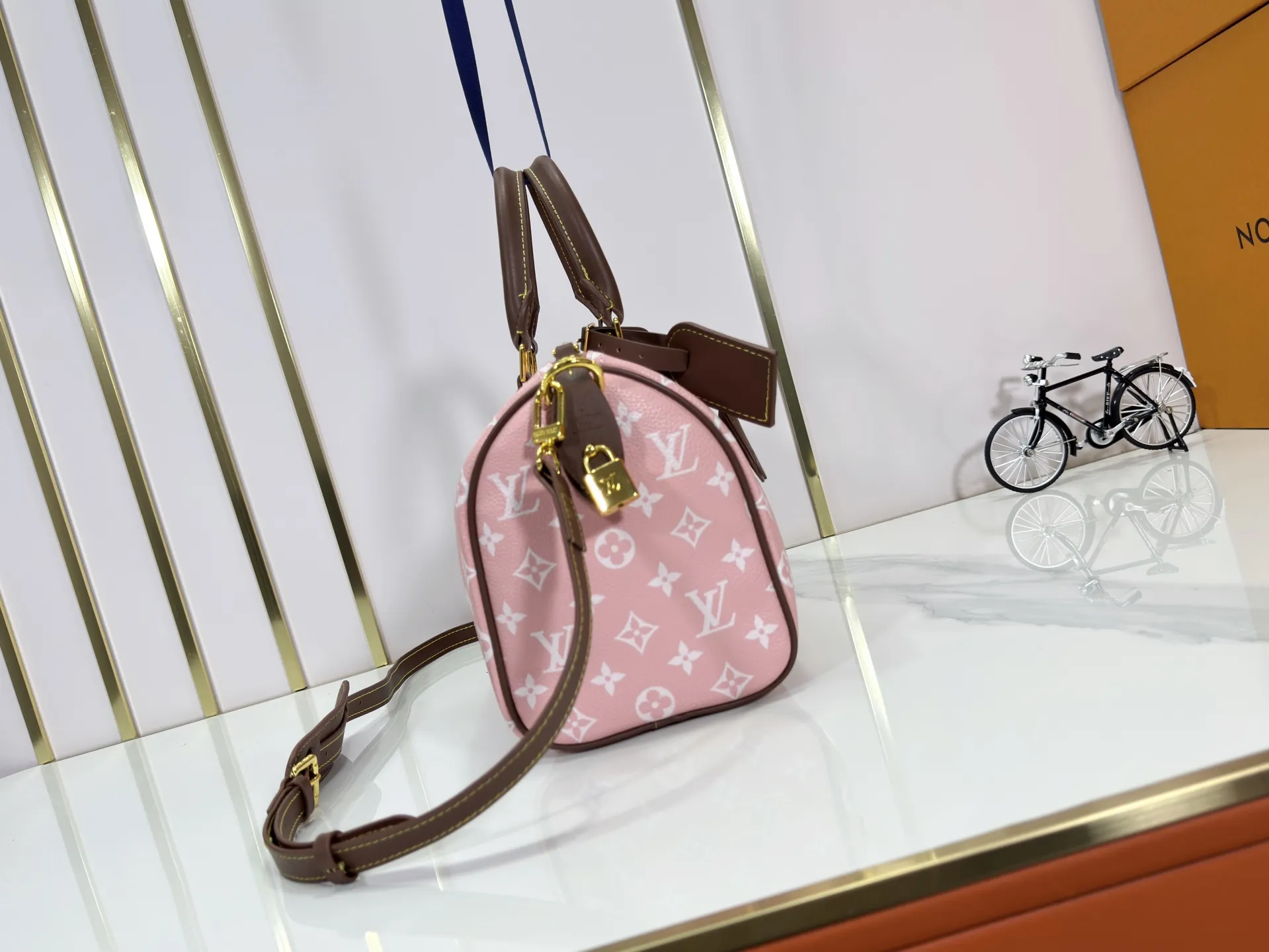 P280 Upgraded original M15278 M24441 M24424 This Speedy Bandoulière 25 Monogram Leather handbag is made of soft cow leather and uses Monogram patterns to reproduce the elegant look and feel of canvas printing. Dazzling metal hardware, sheepskin lining and nameplate all reflect Creative Director Pharrell Williams' relentless attention to detail. 25 x 15 x 15 cm (length x height x width)