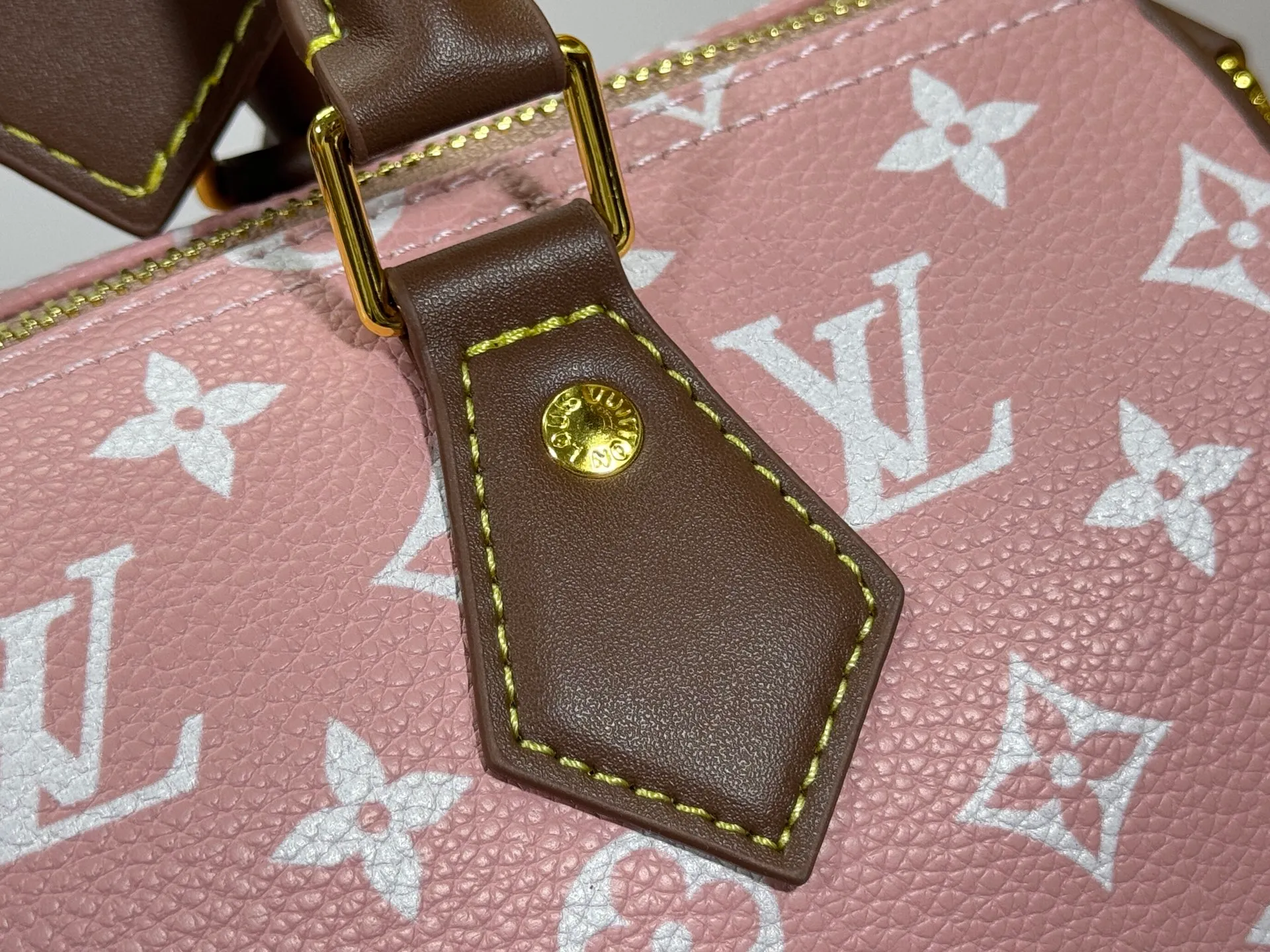 P280 Upgraded original M15278 M24441 M24424 This Speedy Bandoulière 25 Monogram Leather handbag is made of soft cow leather and uses Monogram patterns to reproduce the elegant look and feel of canvas printing. Dazzling metal hardware, sheepskin lining and nameplate all reflect Creative Director Pharrell Williams' relentless attention to detail. 25 x 15 x 15 cm (length x height x width)