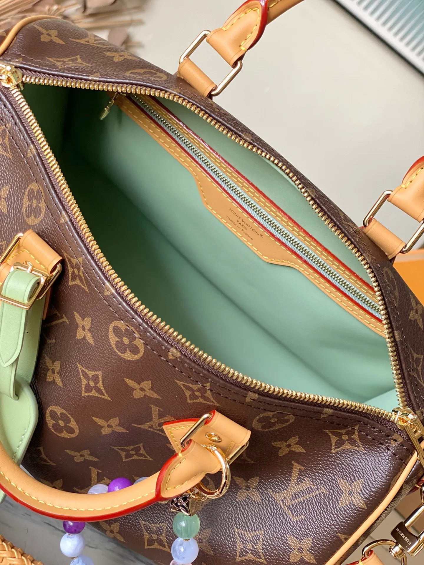 💰1100 Top original order M15107 This Speedy Soft 30 Lucky handbag is made of Monogram canvas with WN leather trim, and then uses removable decoration like jewelry, contrasting lining and metal parts to highlight the exquisite details. The ample configuration can easily accommodate a tablet and daily needs. Dimensions: 30 × 21 × 17 cm