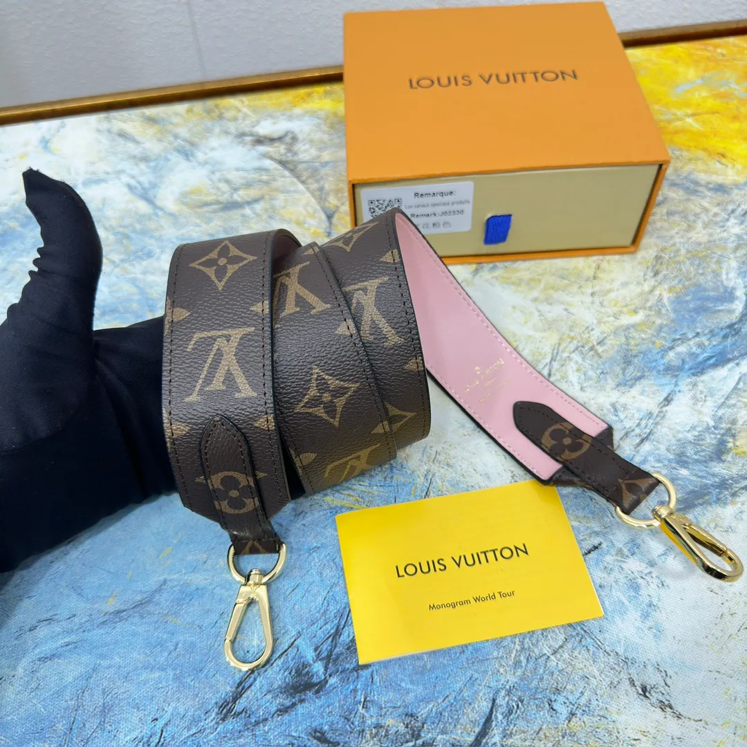 💰96 💎Top original super versatile MONOGRAM shoulder strap J02330 is made of Monogram canvas fabric and lined with stunning Rose Poudre Nappa leather. This shoulder strap is the best choice for creating a personal Louis Vuitton bag. Novel and versatile: super practical spring buckle design, easy to connect and remove. 90.0 x 4.0 x 0.2 cm (Length x Height x Width) - Monogram coated canvas - Nappa leather lining - Gold-tone hardware - 2 spring buckles - 2 Moroccan leather loops