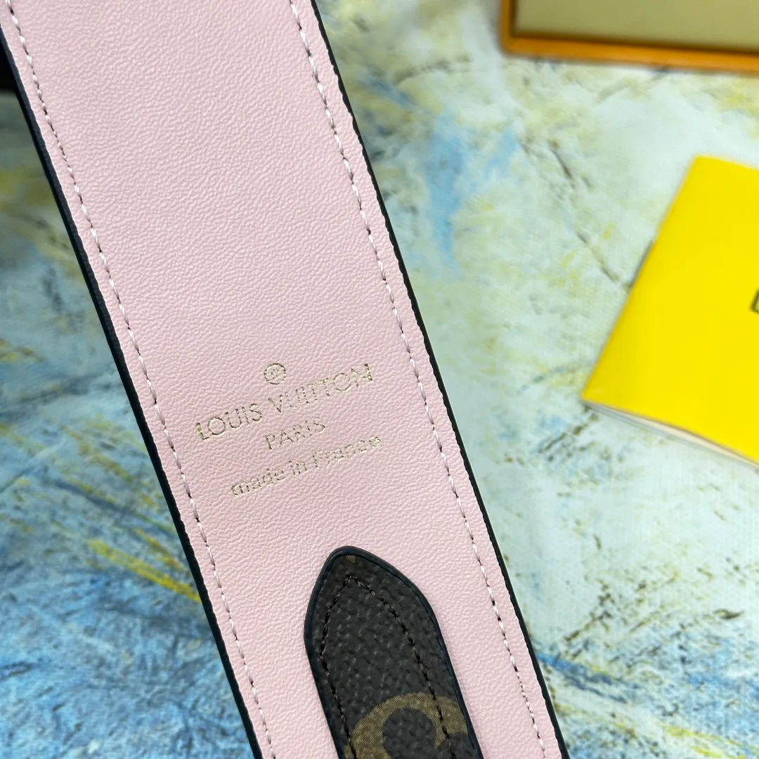💰96 💎Top original super versatile MONOGRAM shoulder strap J02330 is made of Monogram canvas fabric and lined with stunning Rose Poudre Nappa leather. This shoulder strap is the best choice for creating a personal Louis Vuitton bag. Novel and versatile: super practical spring buckle design, easy to connect and remove. 90.0 x 4.0 x 0.2 cm (Length x Height x Width) - Monogram coated canvas - Nappa leather lining - Gold-tone hardware - 2 spring buckles - 2 Moroccan leather loops