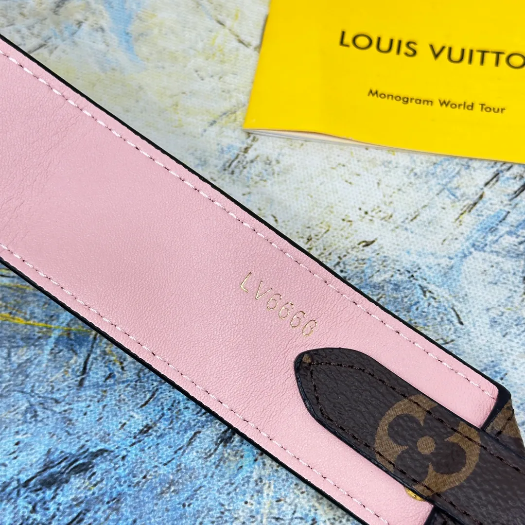 💰96 💎Top original super versatile MONOGRAM shoulder strap J02330 is made of Monogram canvas fabric and lined with stunning Rose Poudre Nappa leather. This shoulder strap is the best choice for creating a personal Louis Vuitton bag. Novel and versatile: super practical spring buckle design, easy to connect and remove. 90.0 x 4.0 x 0.2 cm (Length x Height x Width) - Monogram coated canvas - Nappa leather lining - Gold-tone hardware - 2 spring buckles - 2 Moroccan leather loops