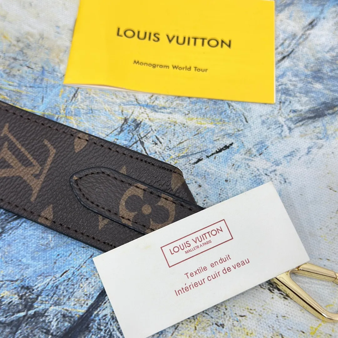 💰96 💎Top original super versatile MONOGRAM shoulder strap J02330 is made of Monogram canvas fabric and lined with stunning Rose Poudre Nappa leather. This shoulder strap is the best choice for creating a personal Louis Vuitton bag. Novel and versatile: super practical spring buckle design, easy to connect and remove. 90.0 x 4.0 x 0.2 cm (Length x Height x Width) - Monogram coated canvas - Nappa leather lining - Gold-tone hardware - 2 spring buckles - 2 Moroccan leather loops