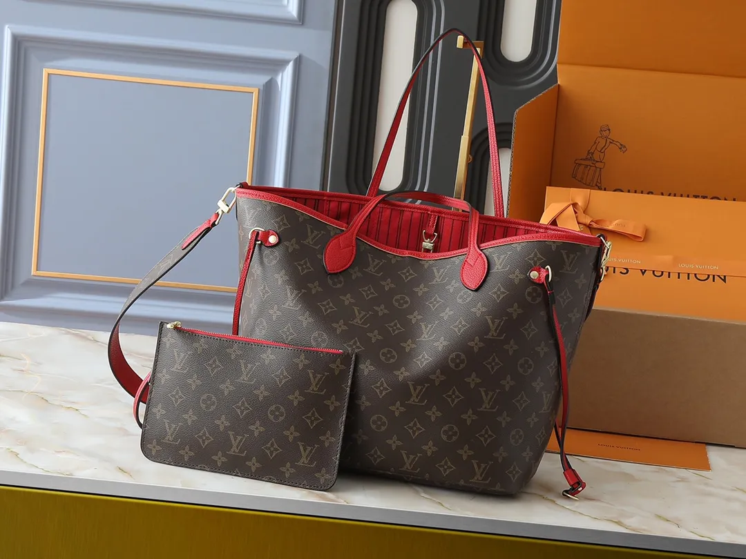 💰260💰Upgraded from the original M12708 M12707 M13753 M12779 M40995 This Neverfull Bandoulière Inside Out medium handbag is made of Monogram canvas, with bright fabric and leather trimming to highlight the eye-catching meaning, achieving a delicate balance between classic and modern. The versatile construction features a novel shoulder strap that transforms into a Hobo bag via the side hooks. Dimensions: 31.0 x 28.0 x 14.0 cm (length x height x width)