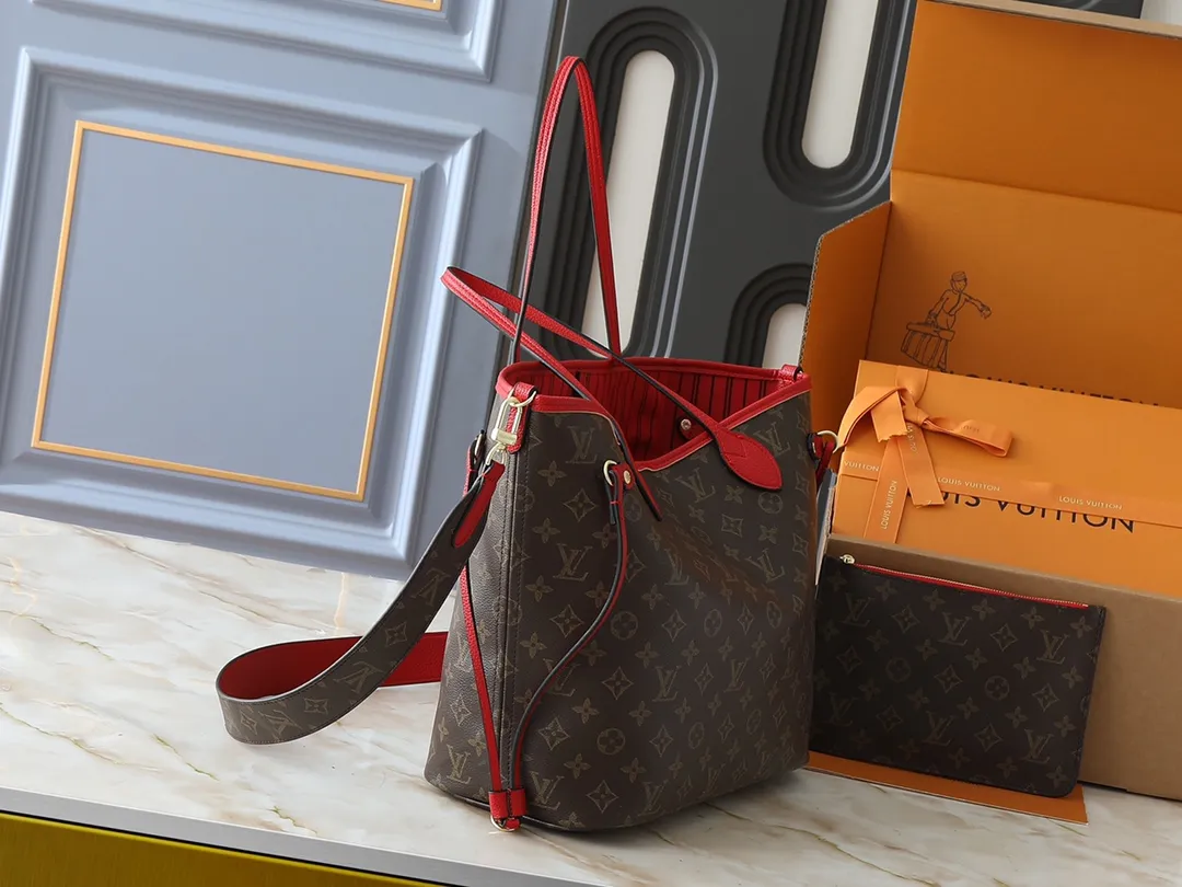 💰260💰Upgraded from the original M12708 M12707 M13753 M12779 M40995 This Neverfull Bandoulière Inside Out medium handbag is made of Monogram canvas, with bright fabric and leather trimming to highlight the eye-catching meaning, achieving a delicate balance between classic and modern. The versatile construction features a novel shoulder strap that transforms into a Hobo bag via the side hooks. Dimensions: 31.0 x 28.0 x 14.0 cm (length x height x width)